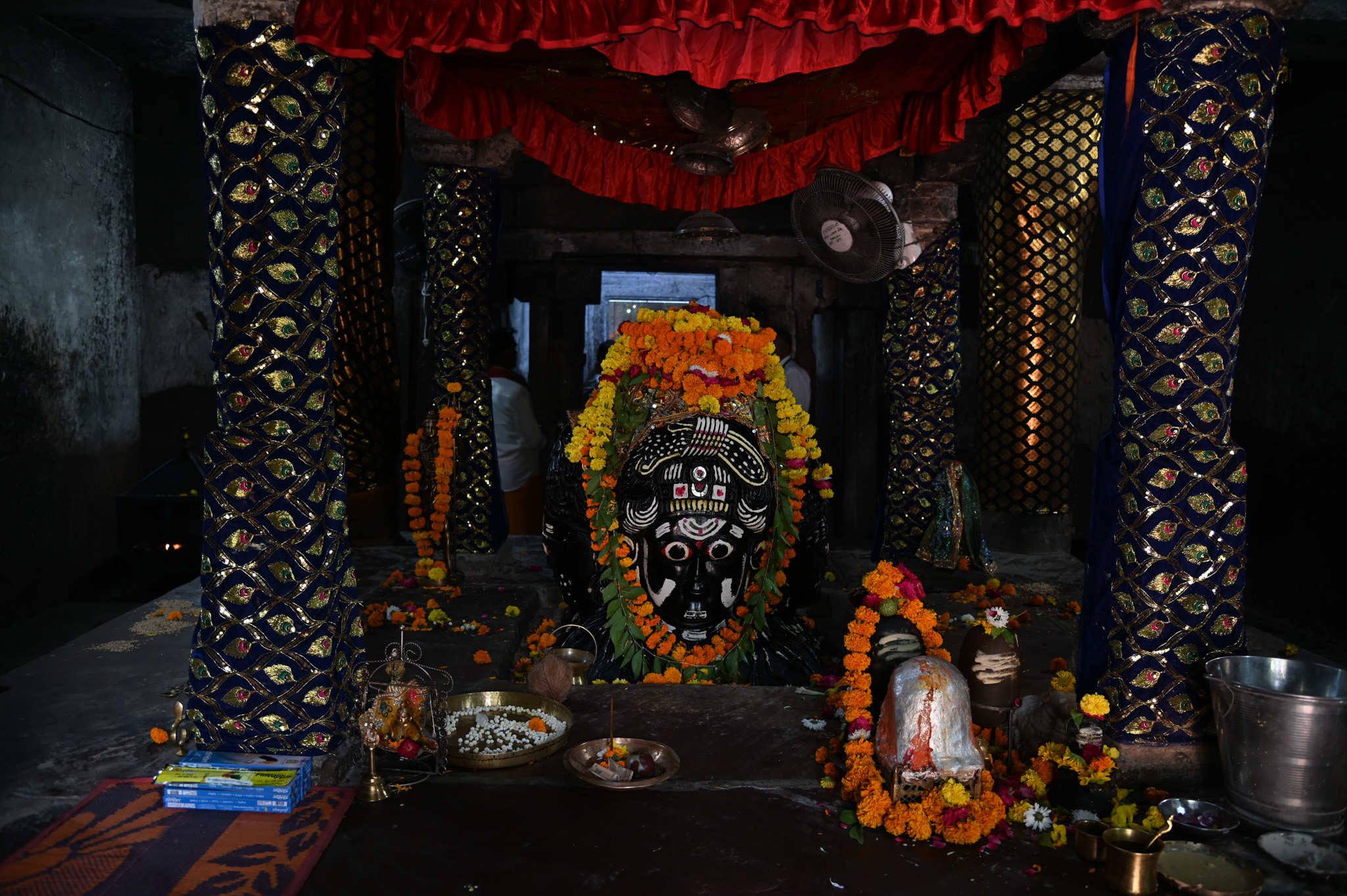 On top of the stone platform in the mandapa sits a Chaturmukha linga. According to the term Chaturmukha's literal meaning, the linga has four faces, each facing a cardinal direction. The locals worship the black stone linga as their primary deity. According to popular lore, the Chaturmukha linga represents Shiva, Parvati, Brahma, and Vishnu.