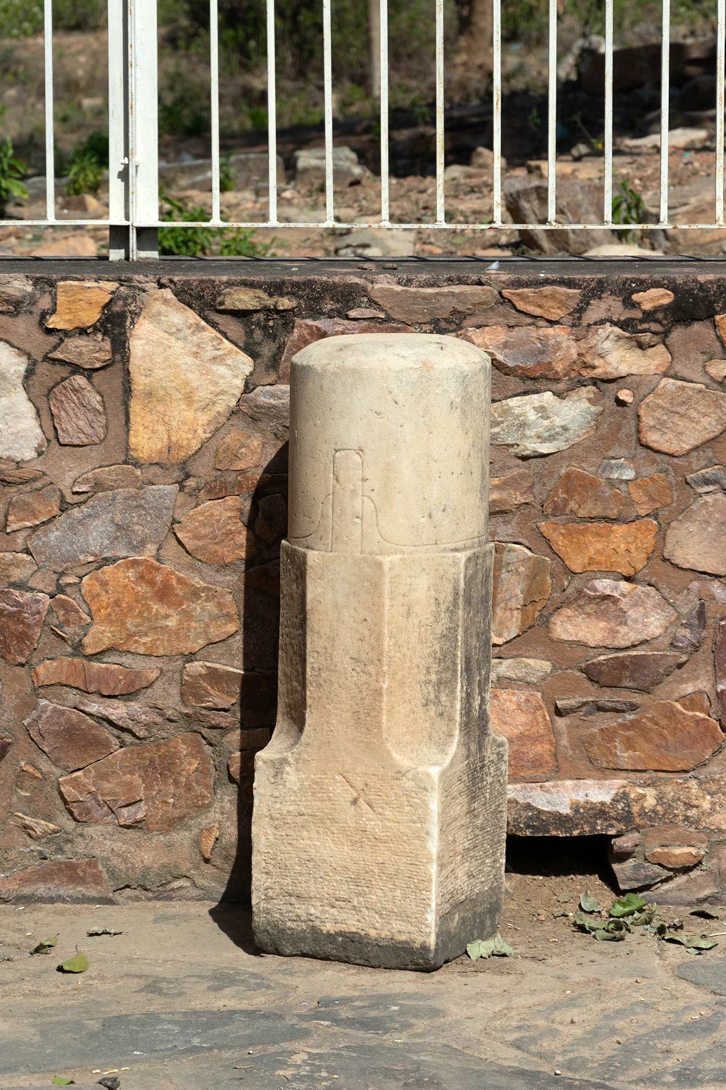 On the eastern side of the Neelkanth Mahadev Temple, there is a partially broken Shiva linga, an iconic representation of Shiva. This could be the original object of worship in the Neelkanth Mahadev Temple's central shrine, as the one inside the temple is a new linga.