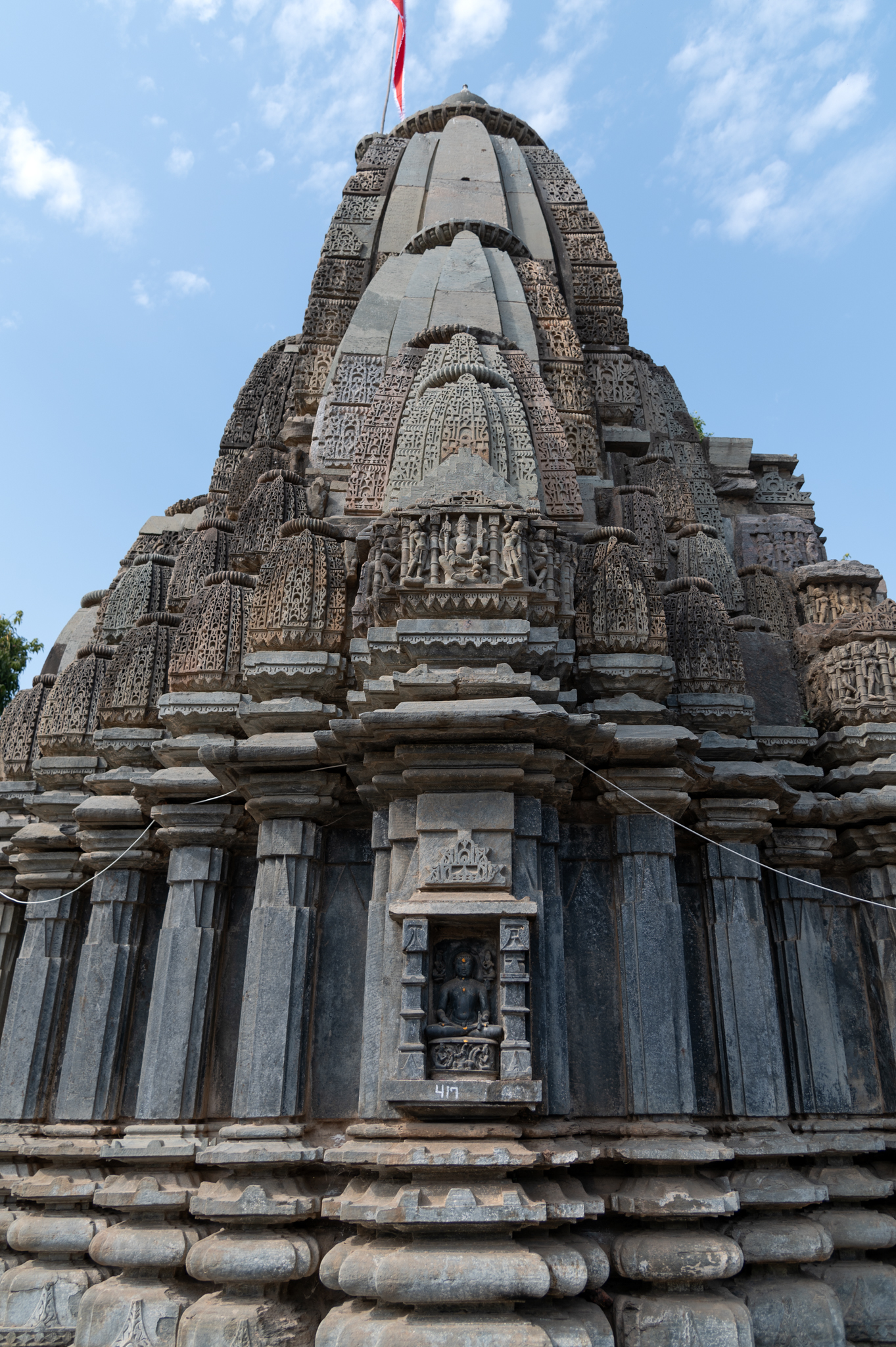 Formed on multiple miniatures of shikharas arranged in diminishing heights, the shikhara is of the shekhari (multi-spired) variety of the Latina (mono-spired) style of temple architecture. On the front side of the shikhara, there are niches containing deities. The shikhara has been partially rebuilt or renovated.