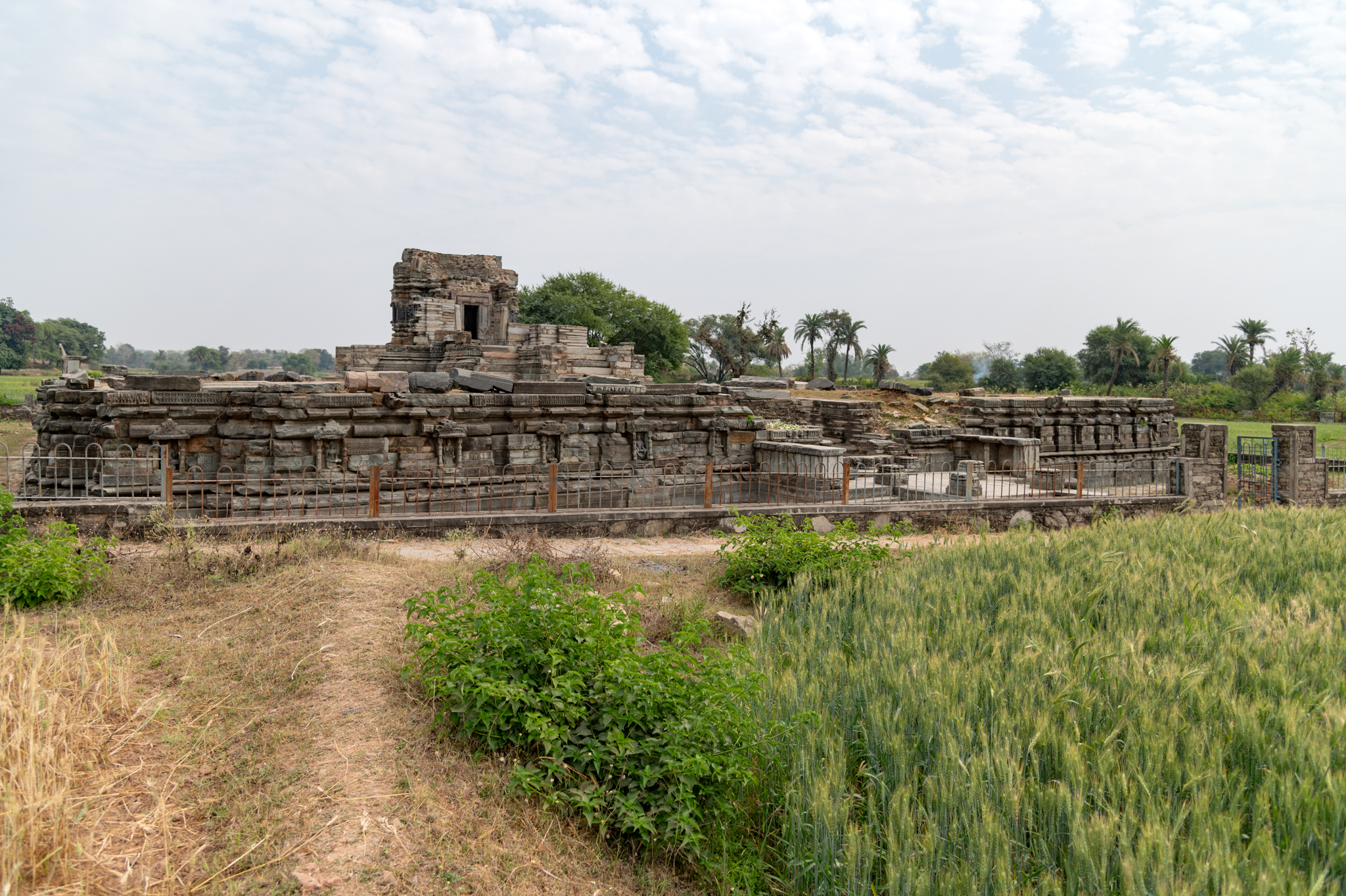 The Chaunsath Yogini Temple stands between the Shiva Temple and the Jain Temple. Perched on a lofty platform, the temple has clearly sustained considerable harm, leading to the loss of its mandapa. The temple's architectural patterns are different from most other temples in the Arthuna group.