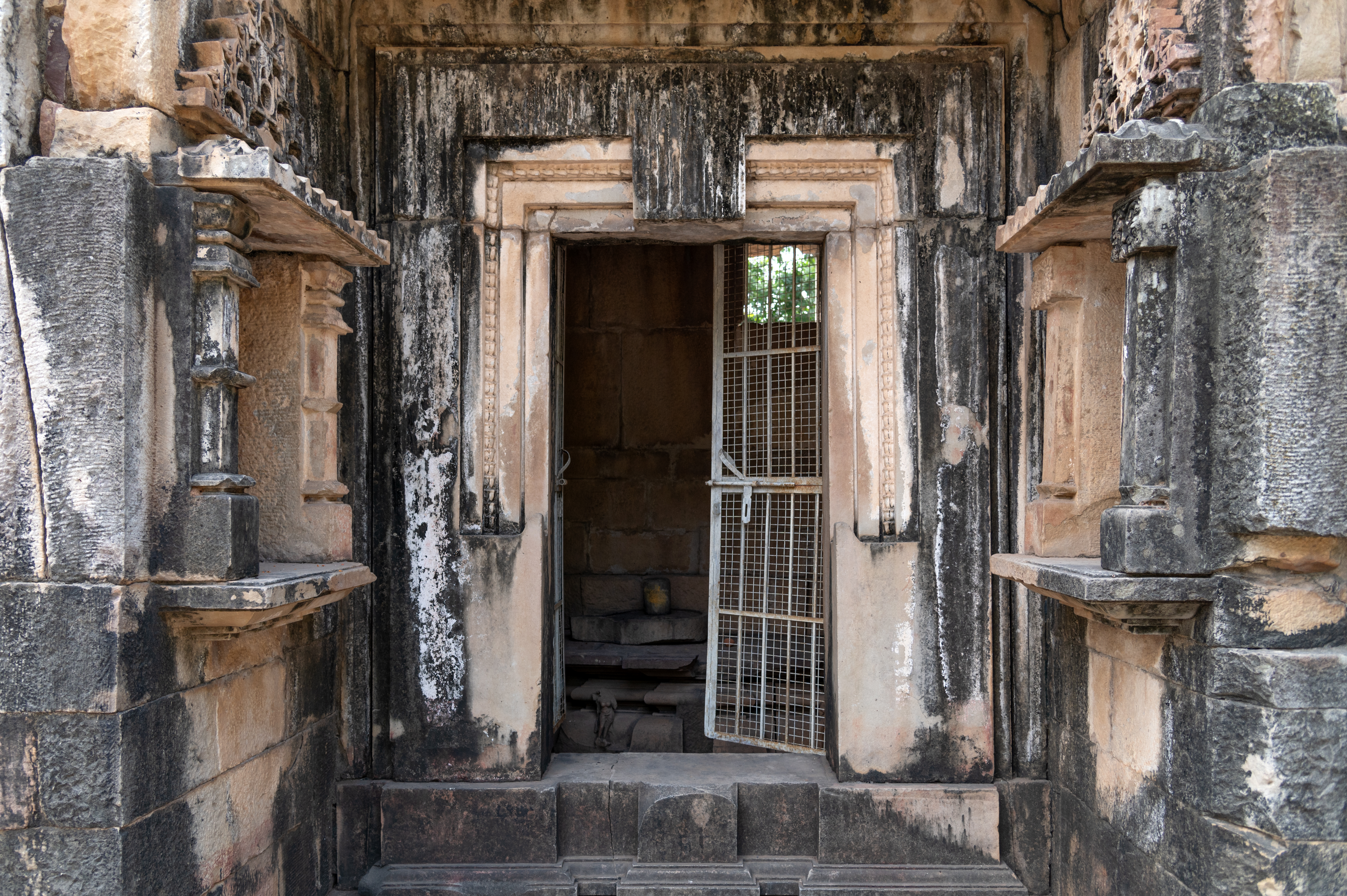 The Sheshashayi Vishnu Temple has an antarala (vestibule) which has empty niches on the lateral sides. The garbhagriha (sanctum sanctorum) has a door with multiple shakhas (vertical bands), but it lacks ornamentation and does not feature a divine figure on the lalatabimba (lintel).