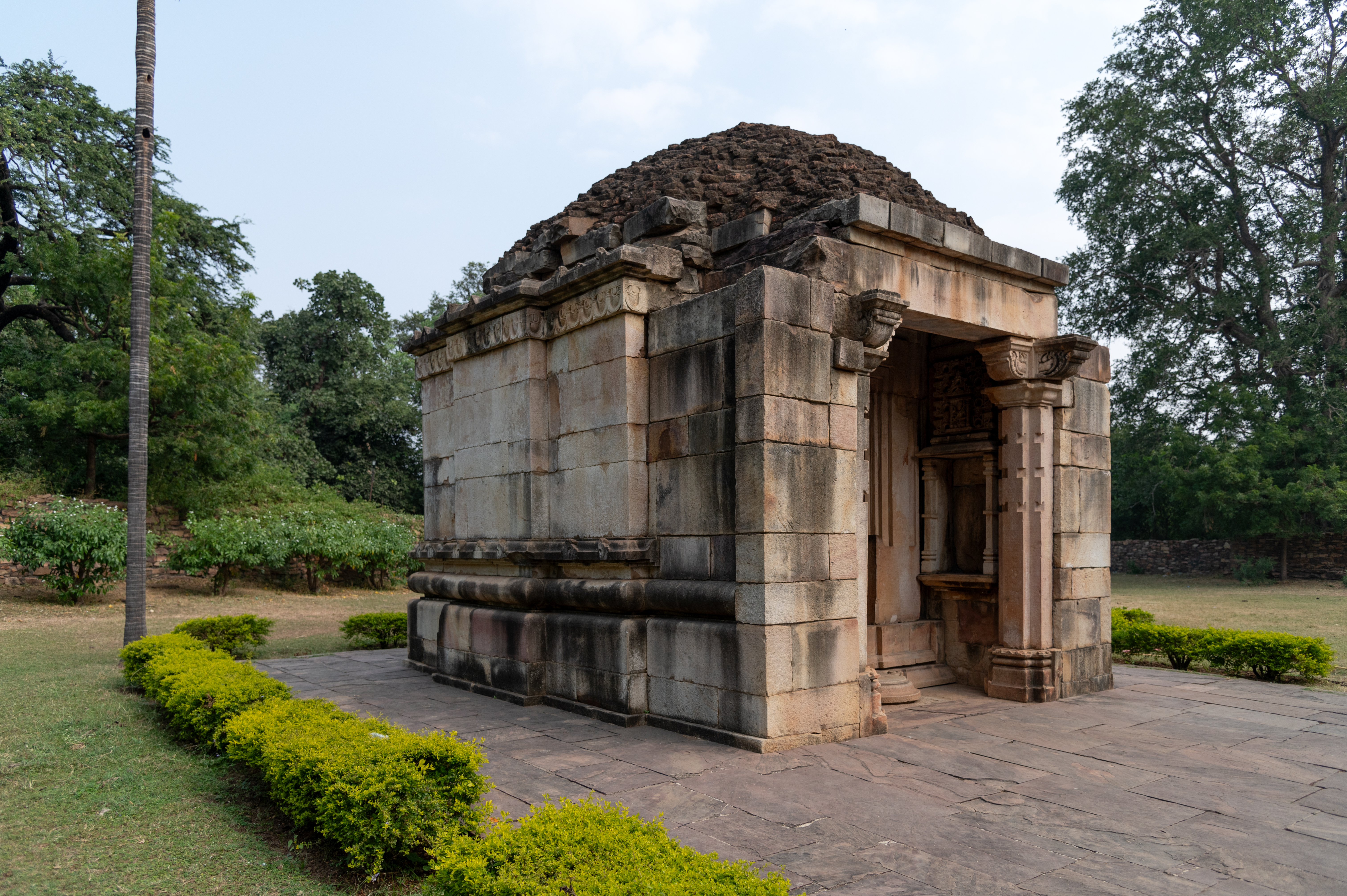 The entrance to the Ganesha Temple is through the antarala (vestibule), a small passage featuring a gateway adorned with pilasters. Along the east and west walls of the antarala empty niches are visible.