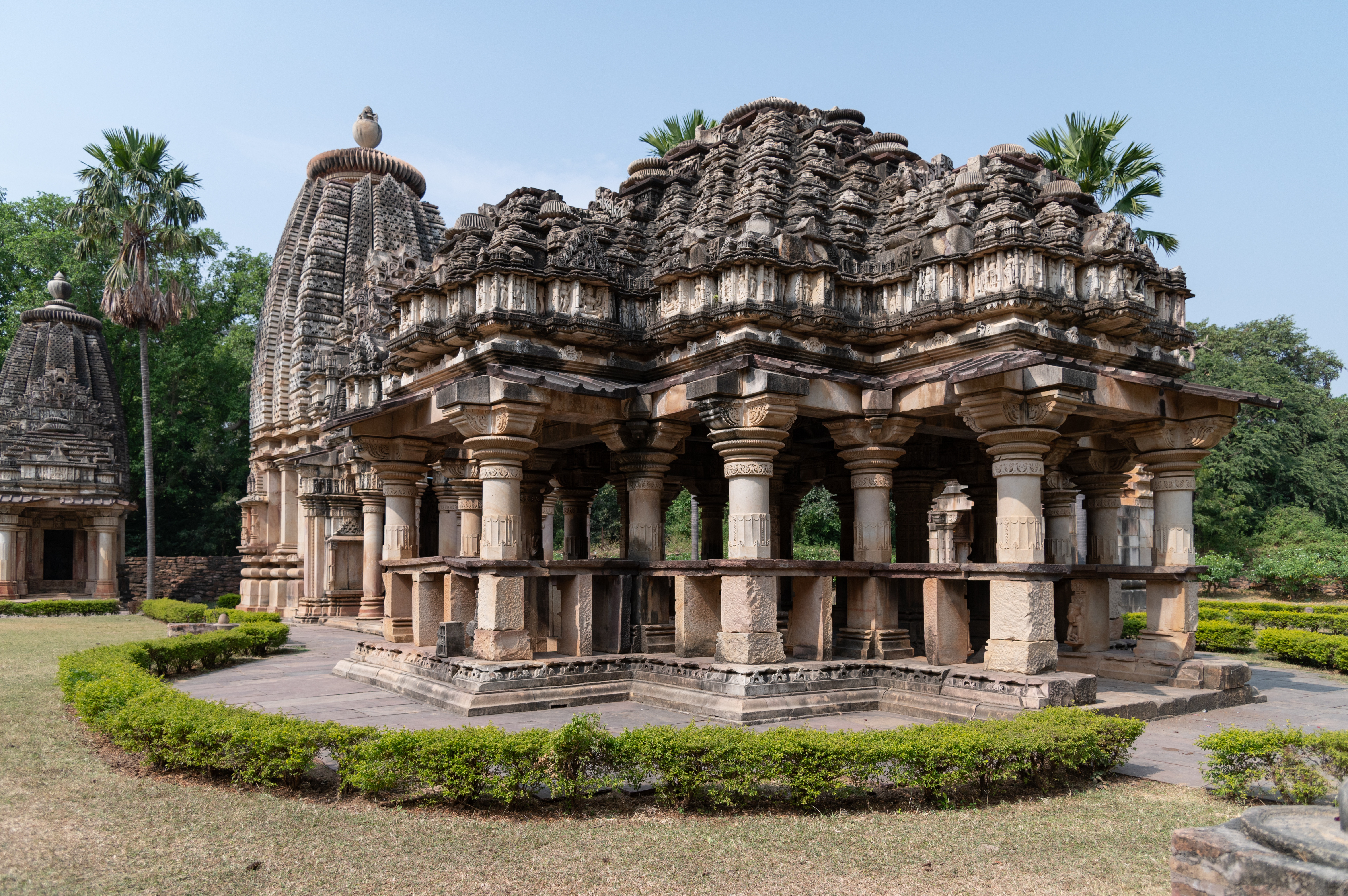 The mulaprasada (main shrine) has a mukhamandapa (front porch), antarala (vestibule or antechamber), and garbhagriha (sanctum sanctorum). The pillared hall is open with a pyramidal shikhara (superstructure). It leads to the antarala, and the garbhagriha is a pancharatha (with five rathas or projections on each side) structure with a latina shikhara (mono-spired superstructure), which comprises a sukanasa (antefix above the roof of the kapila) at the front, an amalaka (a crowning member of the latina shikhara shaped like a myrobalan fruit) and a kalasha (pitcher finial) at the top.