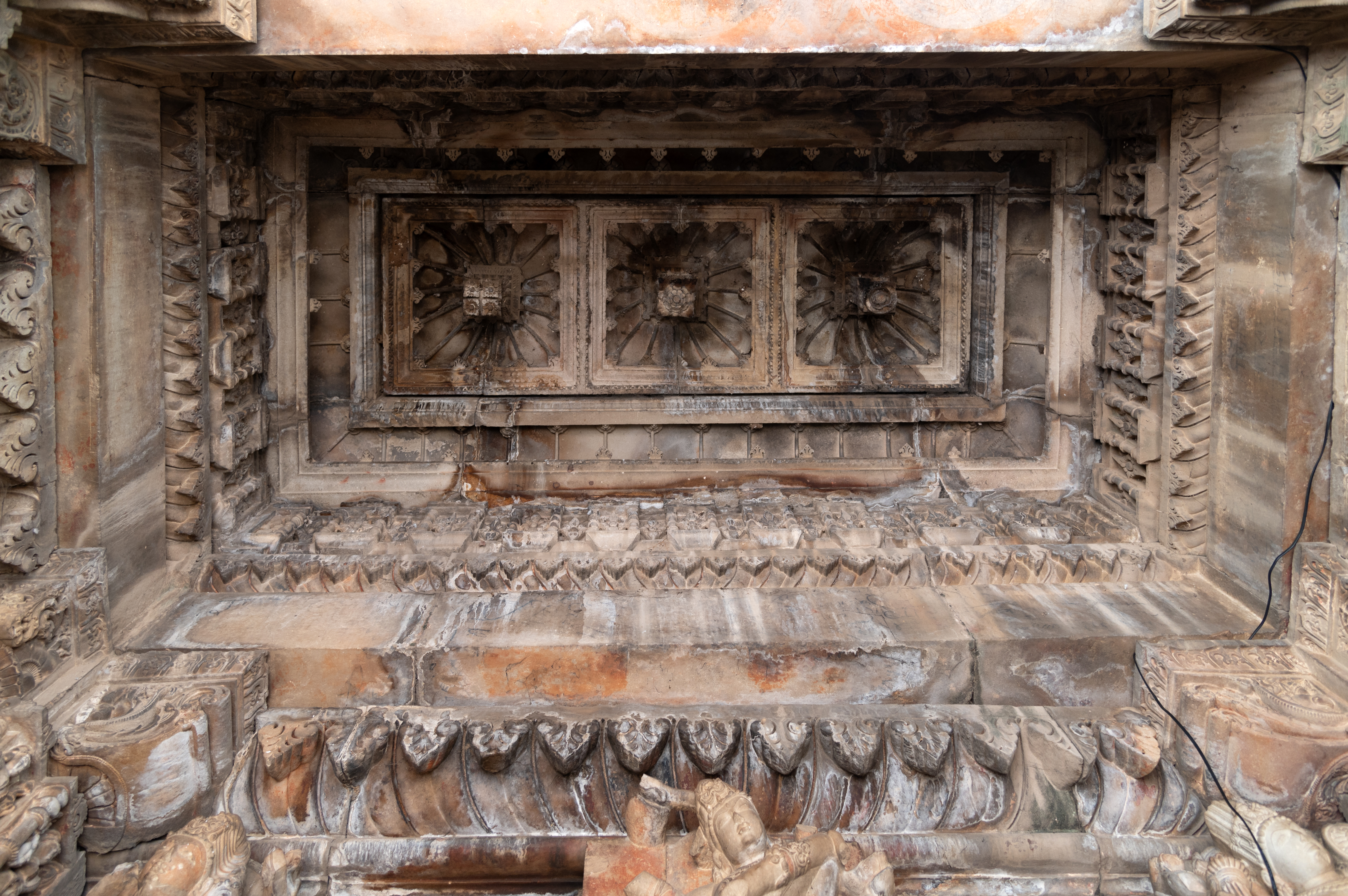 The antarala (vestibule or antechamber) is a rectangular passage that connects the mukhamandapa (front porch) and garbhagriha (sanctum sanctorum). The ceiling of the antarala is beautifully adorned with three square frames aligned in a row. Each of these square frames is decorated with a full-blown flower.