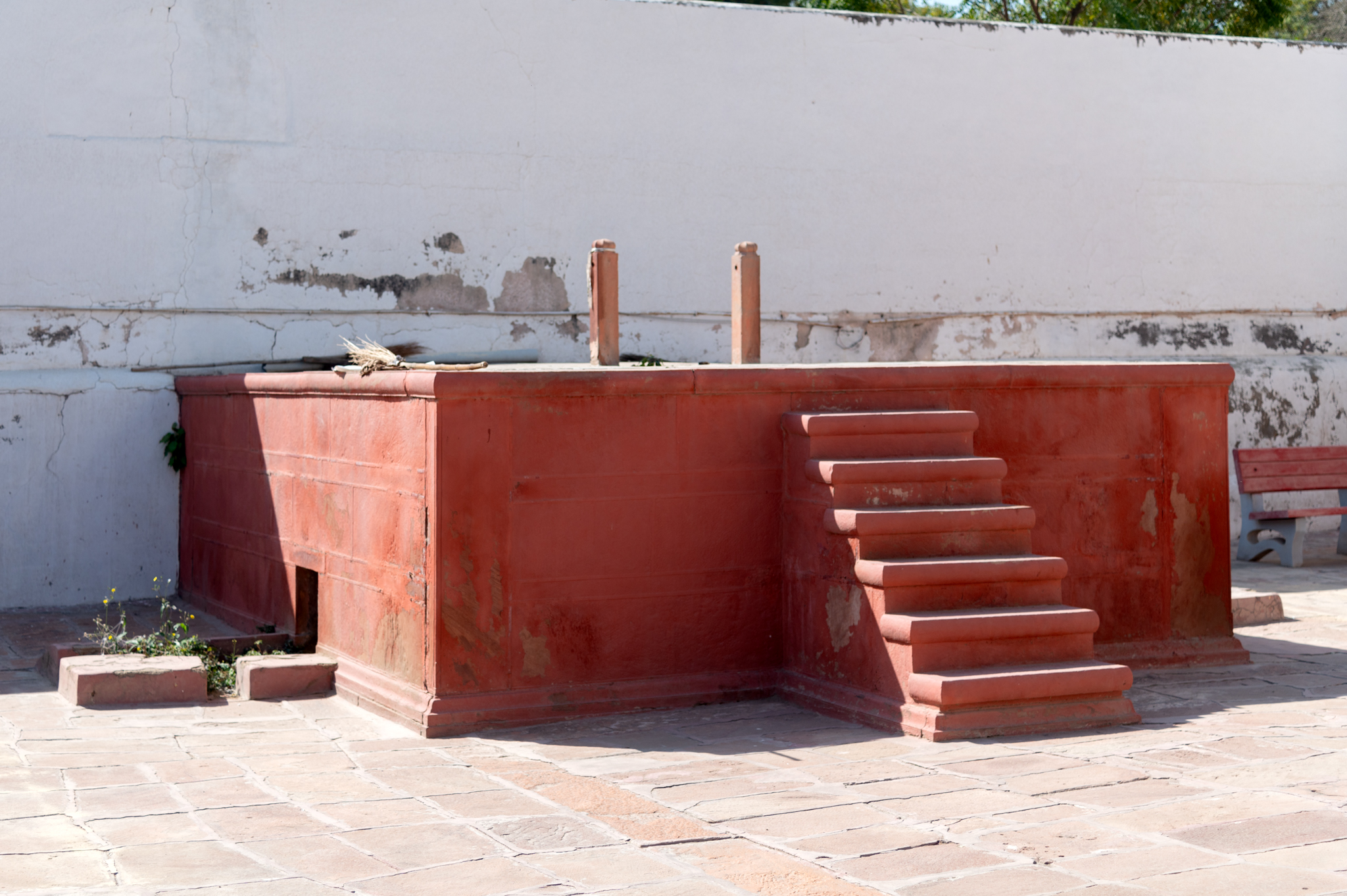 A ruined platform stands south of the main Bhandasar Temple, in front of the Adinatha Temple. The south-facing side of the platform has a staircase. The purpose of this platform is not known.