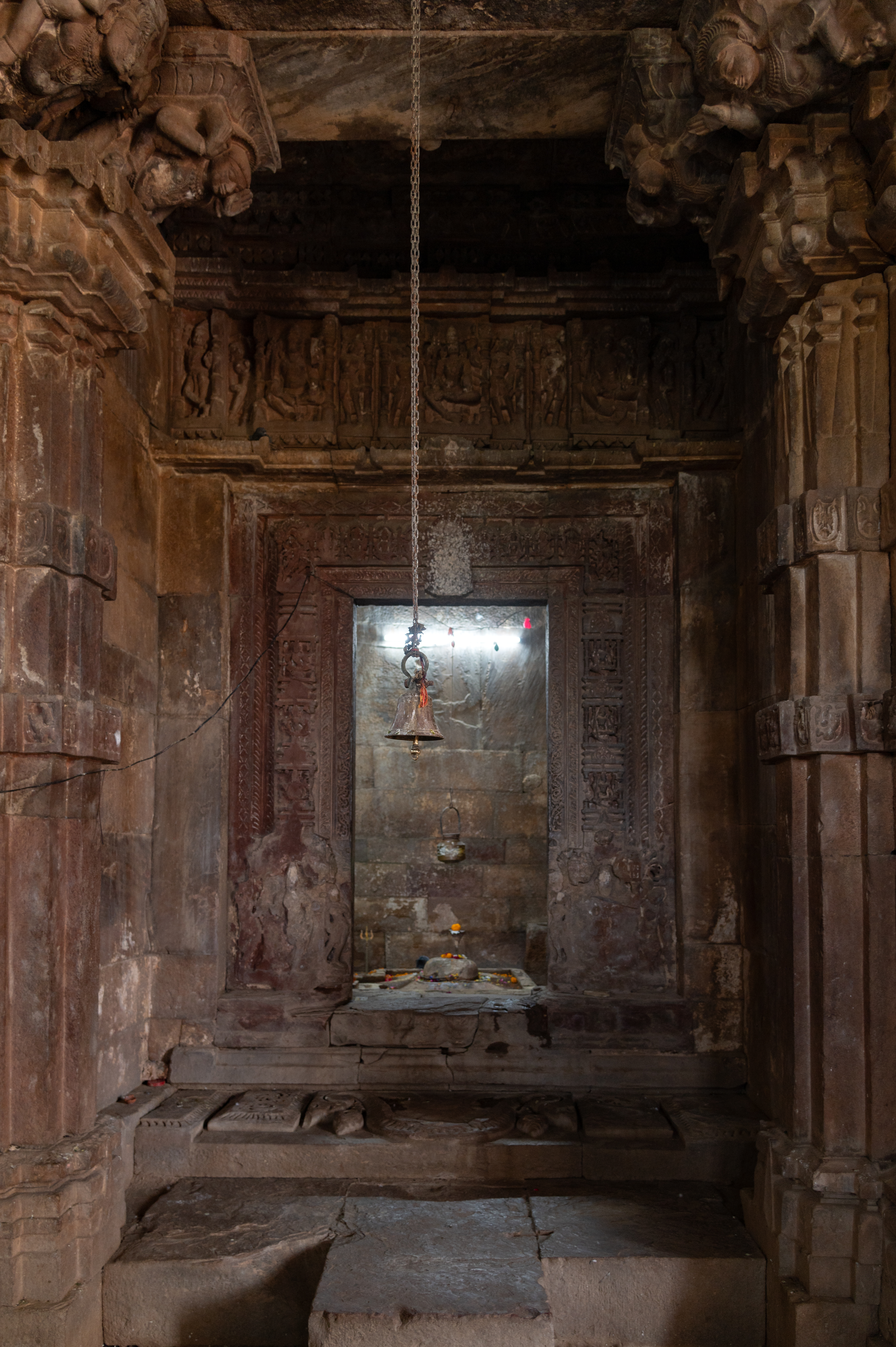 To the south of the mandapa (pillared hall) lies a shrine with an intricately carved, multi-shakha (vertical bands or architraves) doorframe. The doorframe contains niches adorned with Shiva and his manifestations, Matrikas and Ganesh. The lalatabimba (lintel) is covered in white paint, obscuring its details. In the garbhagriha (sanctum), a Shiva linga is placed.