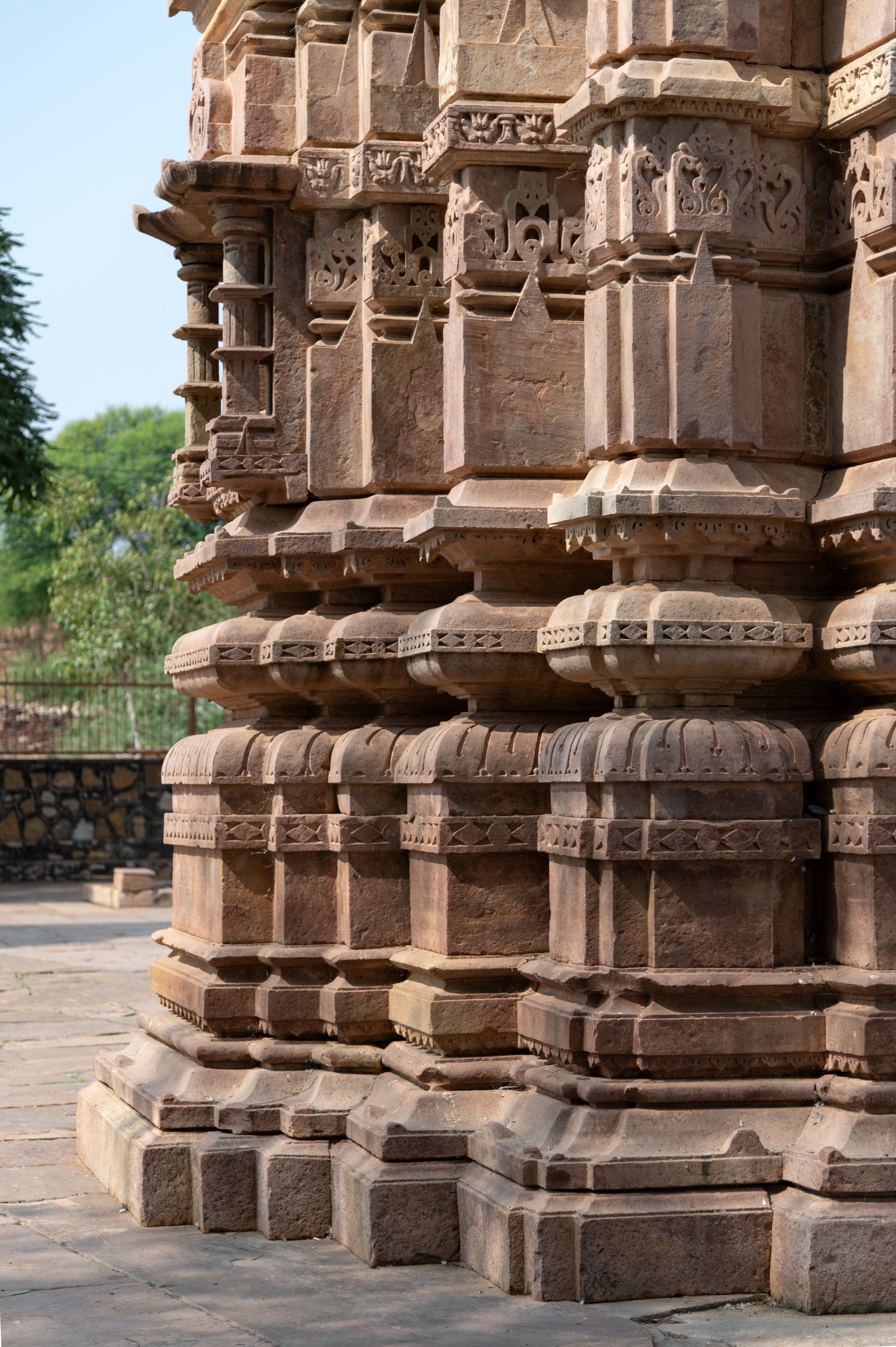 The details of the vedibandha (basal mouldings) of the southern garbhagriha (sanctum sanctorum) of the Mahakal Temple show that it consists of khura (hoof), kapotapalika (cyma recta), kumbha (pot) and kalasha (pitcher) mouldings. The stambhas (buttresses) filling the space between bhadras (central offset) of the jangha (wall) is also ornamented.