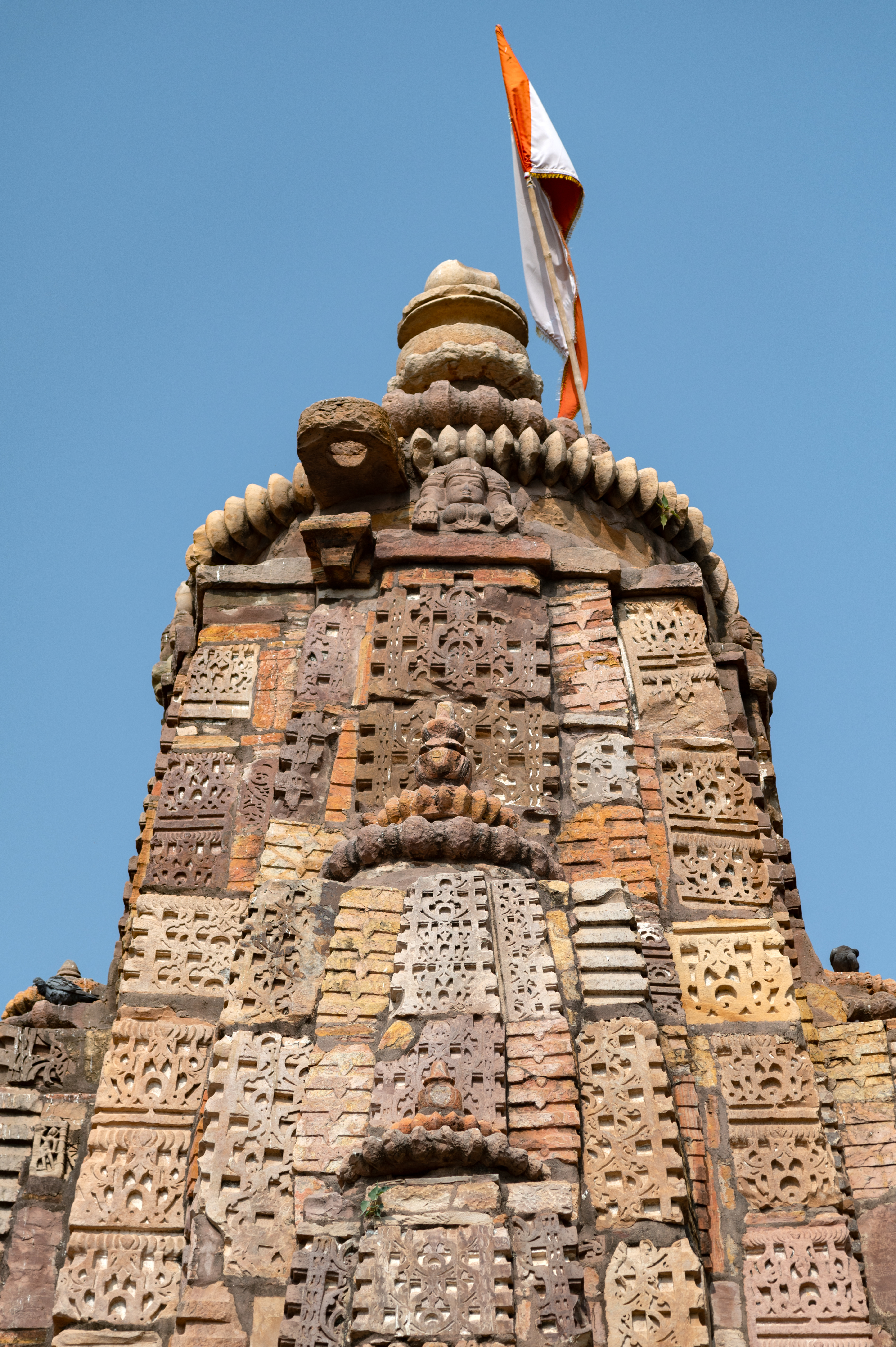 The superstructure of the southern garbhagriha (sanctum sanctorum) is shekhari in style i.e., the central latina spires with rows of half spires added on either side. It comprises a mulamanjari (principal spire), uruh shringas (subsidiary spires leaning against the main spire) and shringas (miniature shrines). Divine figures adorn the shikhara's surface.