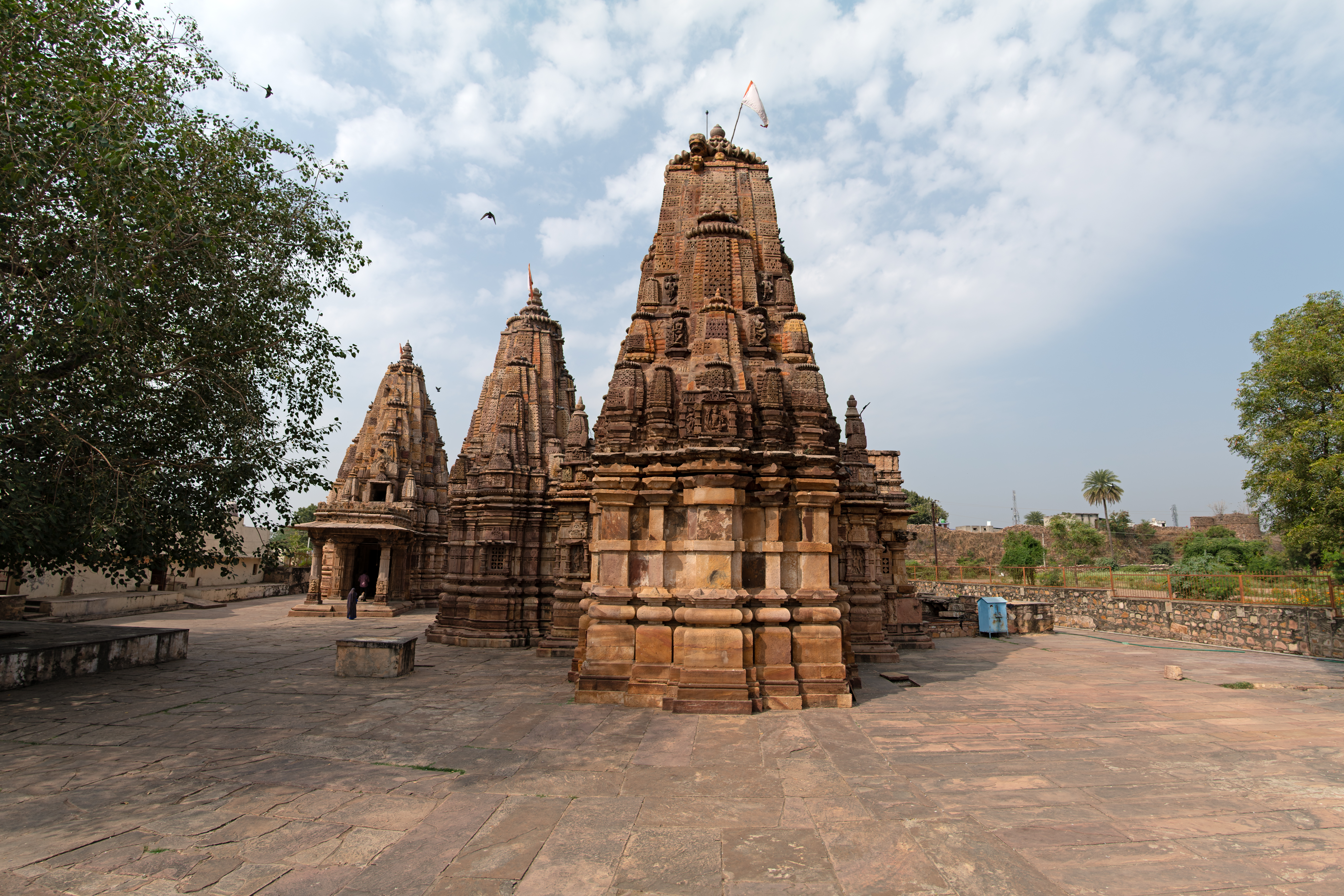 The eastern side offers a view of the backside of the Mahakal Temple and the front of the Hazareshwar Temple. On the rear side of the Mahakal Temple, the eastern or main garbhagriha (sanctum sanctorum) is visible.