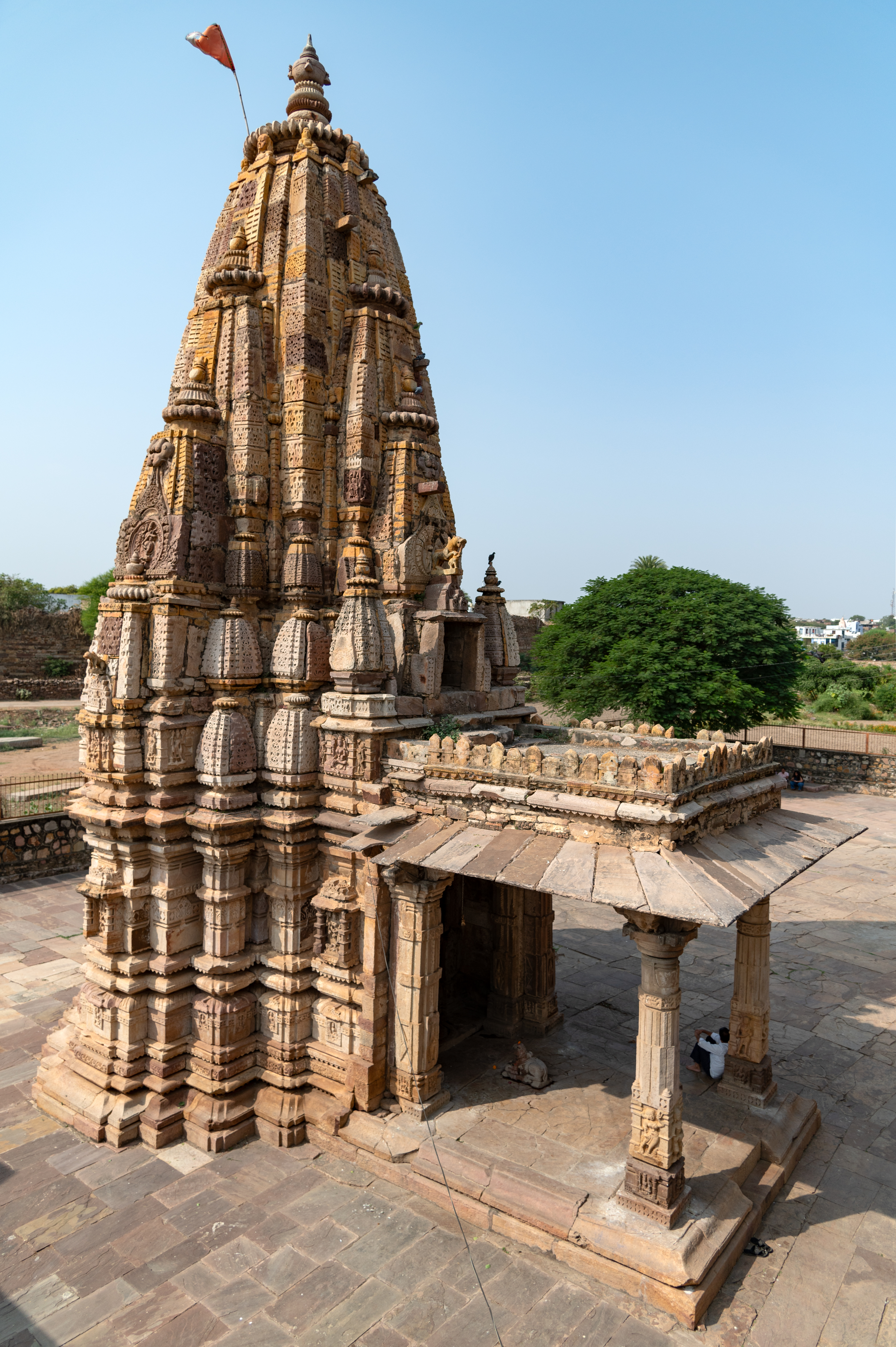 The Hazareshwar Temple is comparatively a small temple in the Bijolia temple complex, which comprises a mandapa (pillared hall), a shallow antarala (vestibule or antechamber) and a garbhagriha (sanctorum). It rests upon a deeply set vedibandha (basal mouldings), upon which the jangha (wall) is situated, supporting the shikhara (superstructure). Dedicated to Shiva, the Hazareshwar Temple is noted by the Archaeological Survey of India (ASI) for its architectural style resembling Bhumija (earth-born) architecture. An inscription discovered within the temple's mandapa indicates its dedication to Pashupata Shaivism.