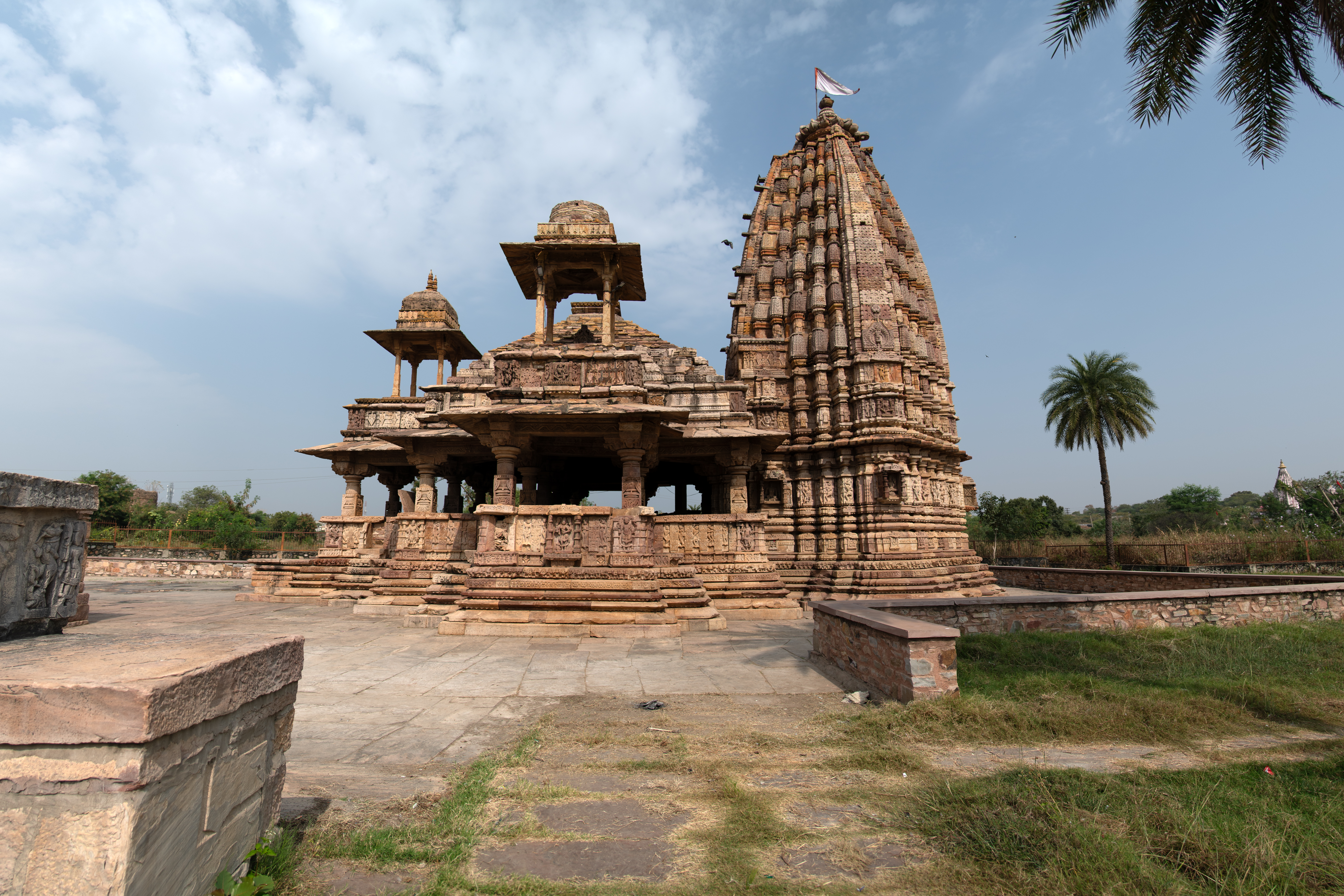 The Undeshwar Temple, devoted to Shiva, is oriented towards the west. It adopts a stellate layout, characteristic of the Bhumija architectural style. Resting upon elaborately carved, tall vedibandha (basal mouldings) serving as the foundation for the intricately carved jangha (wall), the temple features a Bhumija shikhara adorned with nine bhumis (storeys).