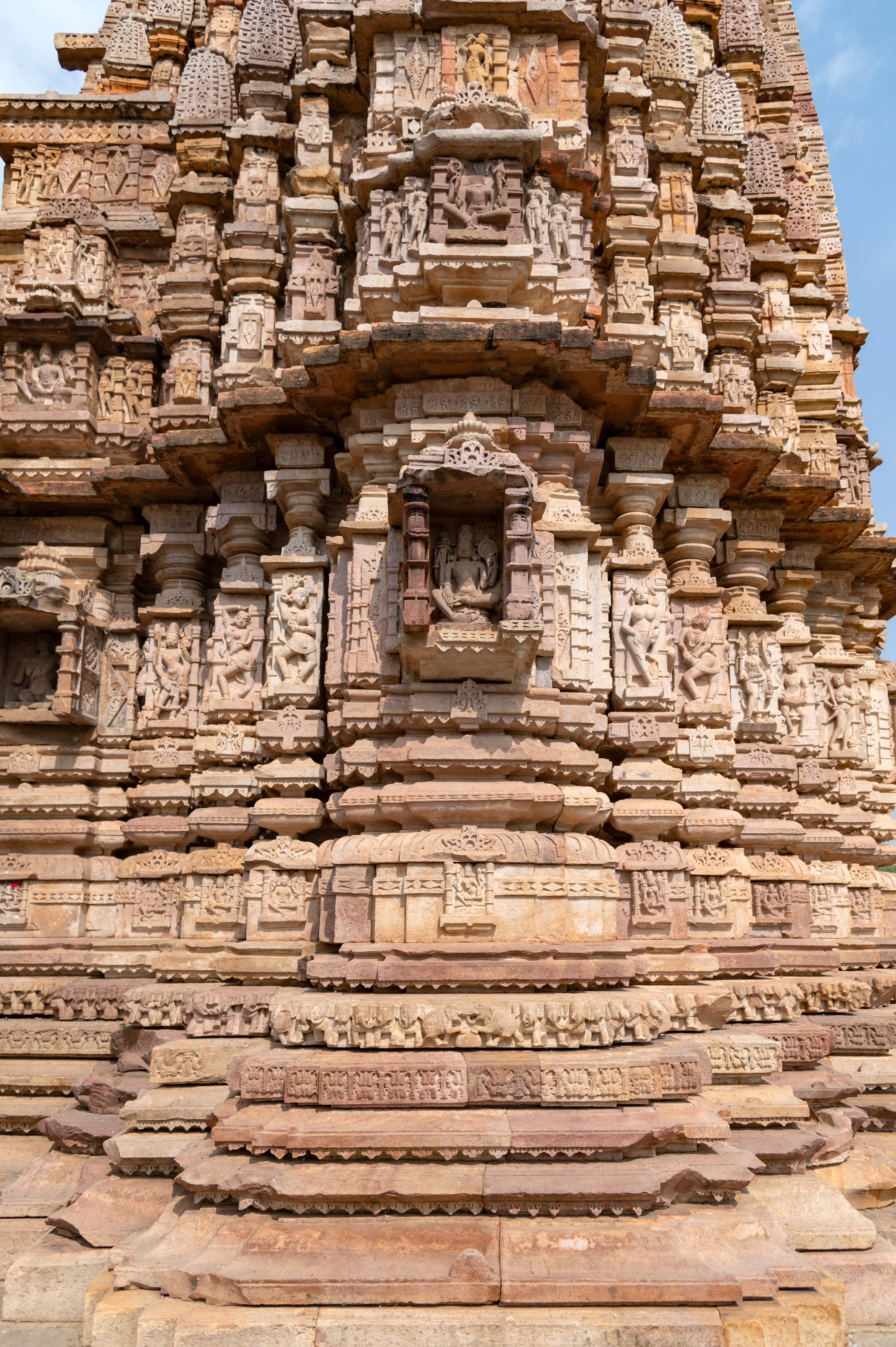 The jangha (wall) surrounding the garbhagriha (sanctum sanctorum) of the Undeshwar Temple is extensively adorned with sculptures. The bhadras (central offsets) display divine figures, while the stambhas (buttresses) are carved with representations of ashta dikapalas (deities representing eight cardinal directions), surasundaris and apsaras (celestial damsels), musicians and dancers.