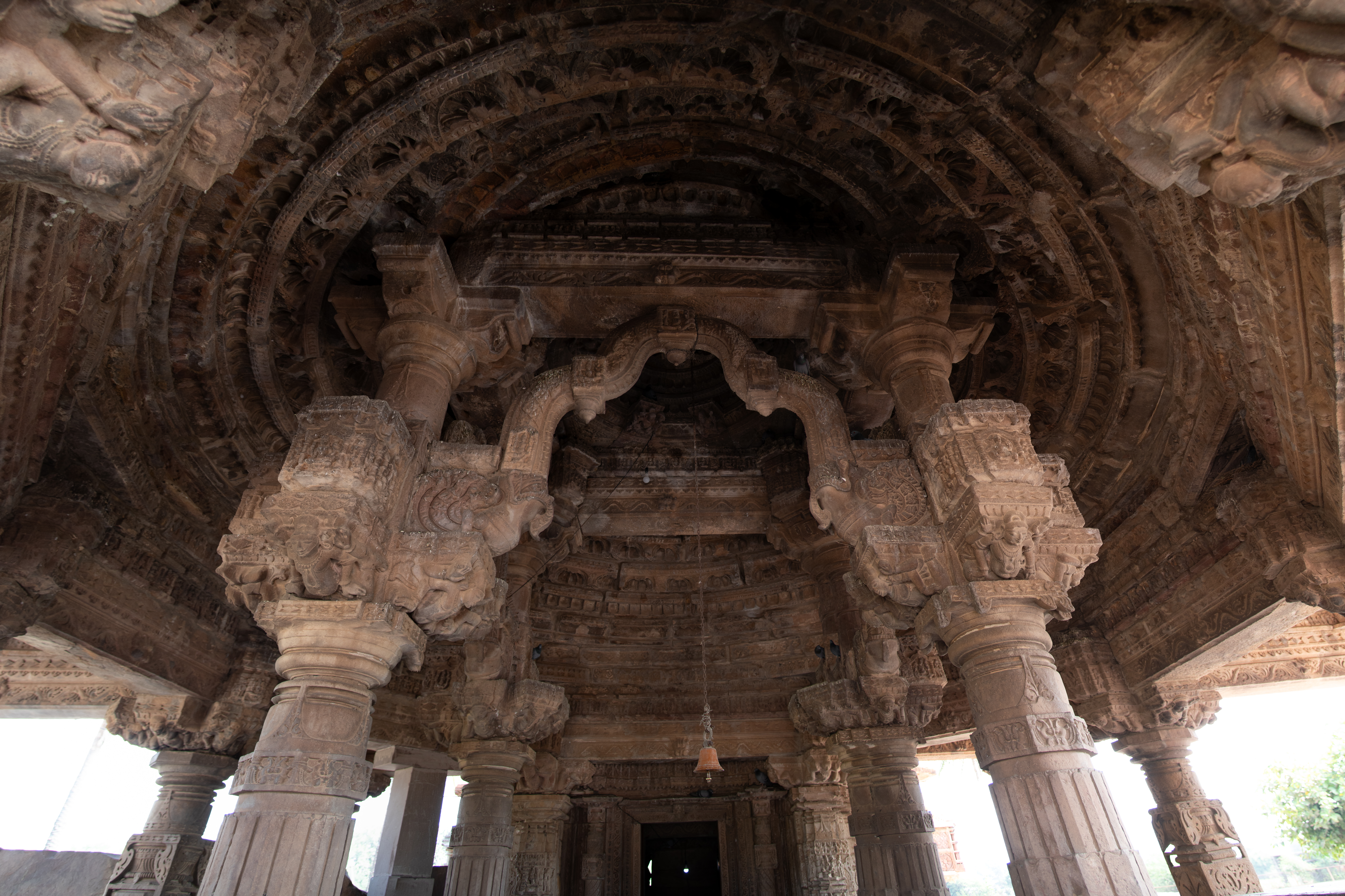 A notable characteristic of this temple is the intricate carving of makara toranas (ornamental gateways/arches crafted with mythical crocodile creatures flanking on both ends) crowning the central four pillars of the mandapa (pillared hall) of the Undeshwar Temple. These toranas significantly enhance the beauty of the mandapa.