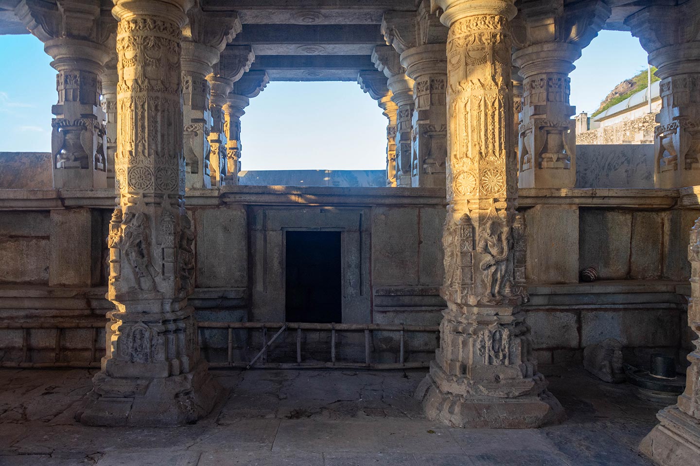 Each lateral transept of the mahamandapa (pillared hall) contains a cell with a flat ceiling, currently vacant. The cells feature a flat roof and a doorway.