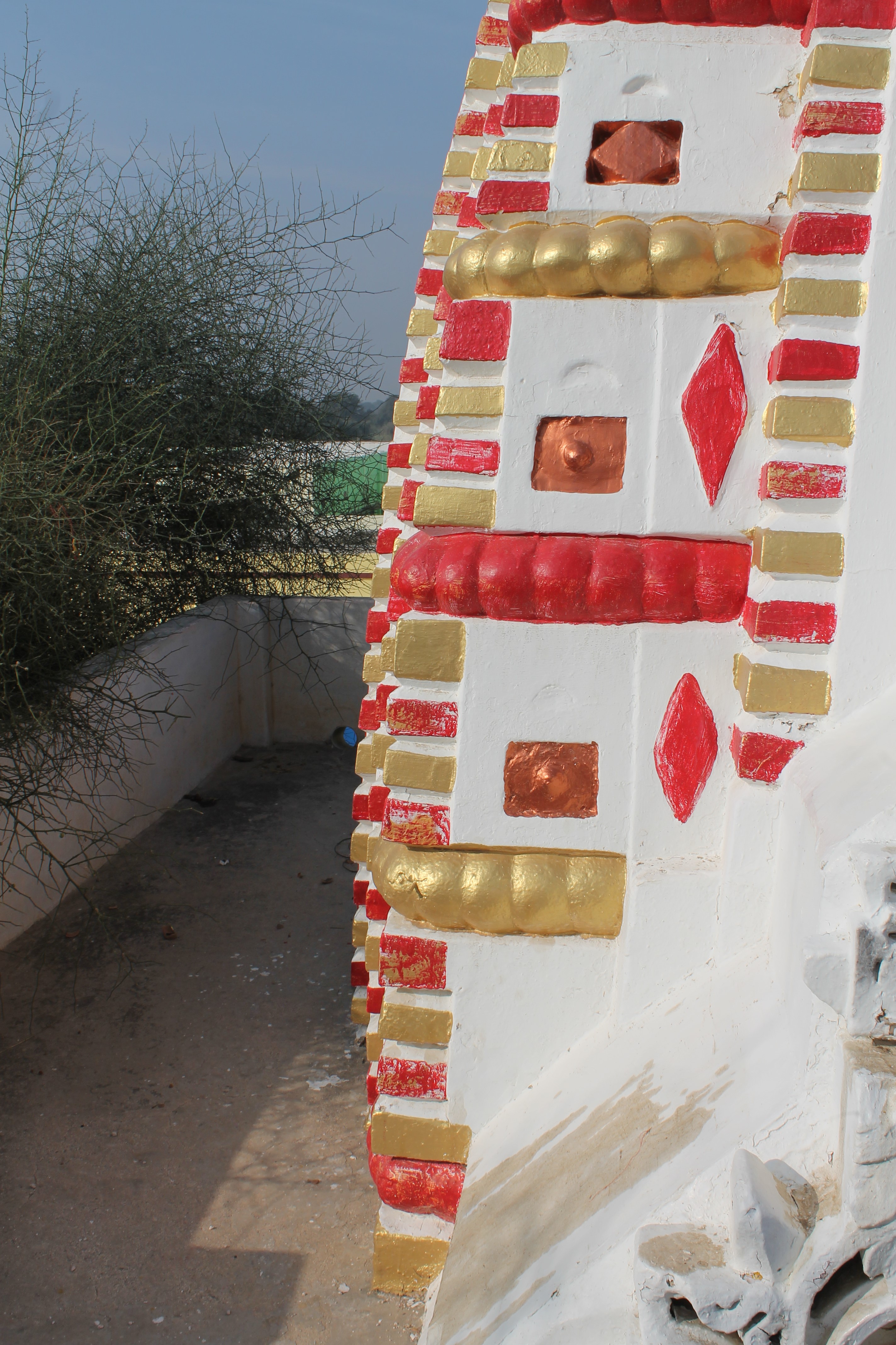 Details of the latina nagara (mono-spired) shikhara (superstructure) above the main garbhagriha (sanctum sanctorum) of the Suswani Mata Temple. The corner bands, termed as the venukosha, are composed of small aedicules placed in diminishing heights, divided by thin ribbed discus or amalaka. The discus looks like beaded bands. The aedicules have ribbed corners and diamond motifs on the front faces.