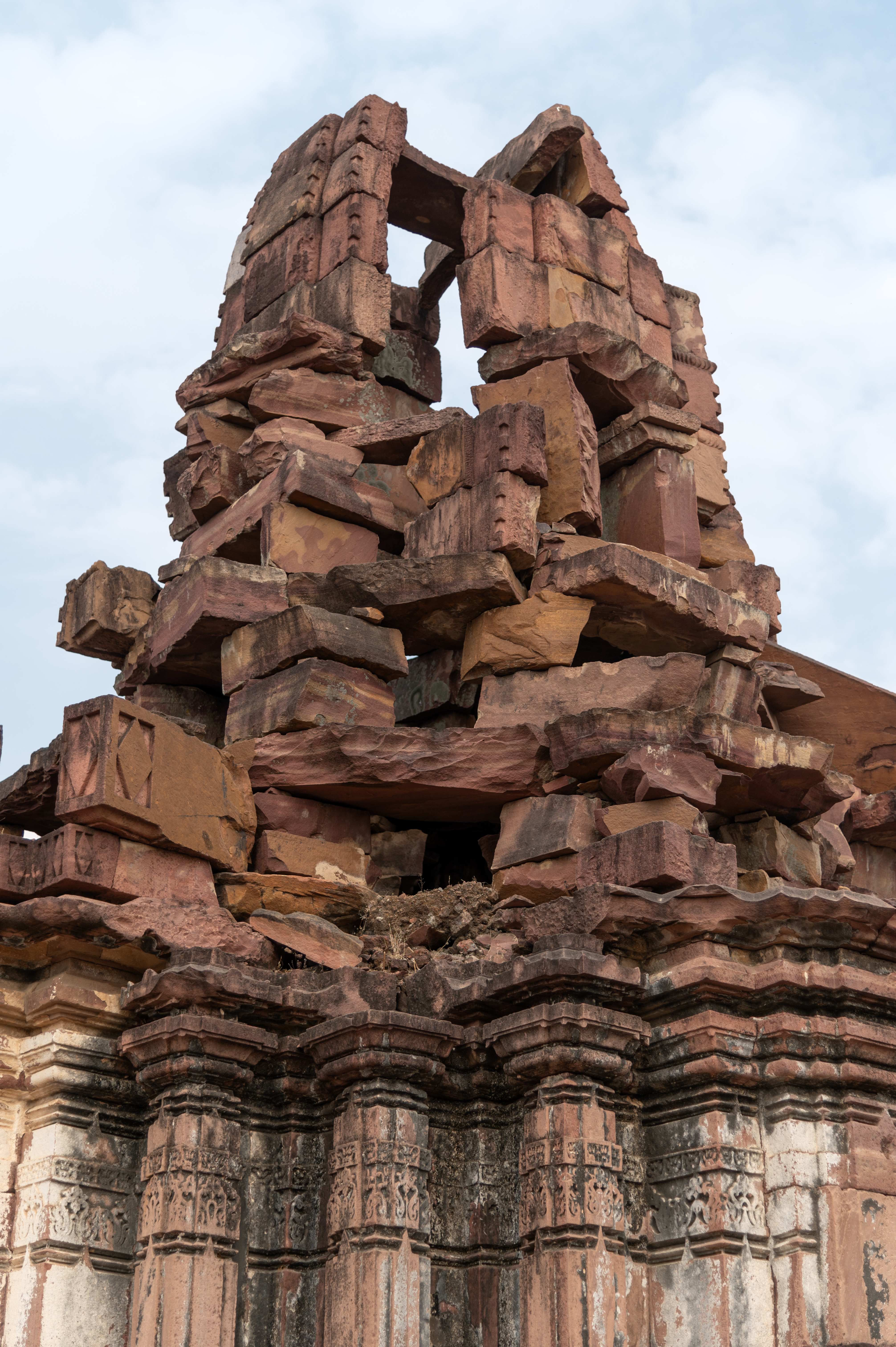 Details of the shikhara (superstructure) of the temple along the western boundary of the Mahanaleshwar temple complex can be seen here. Though the temple is in ruins, the remains provide insight into the shekhari shikhara. Seen here is also the internal arrangement of stone blocks around the mulashringa (main aedicule).