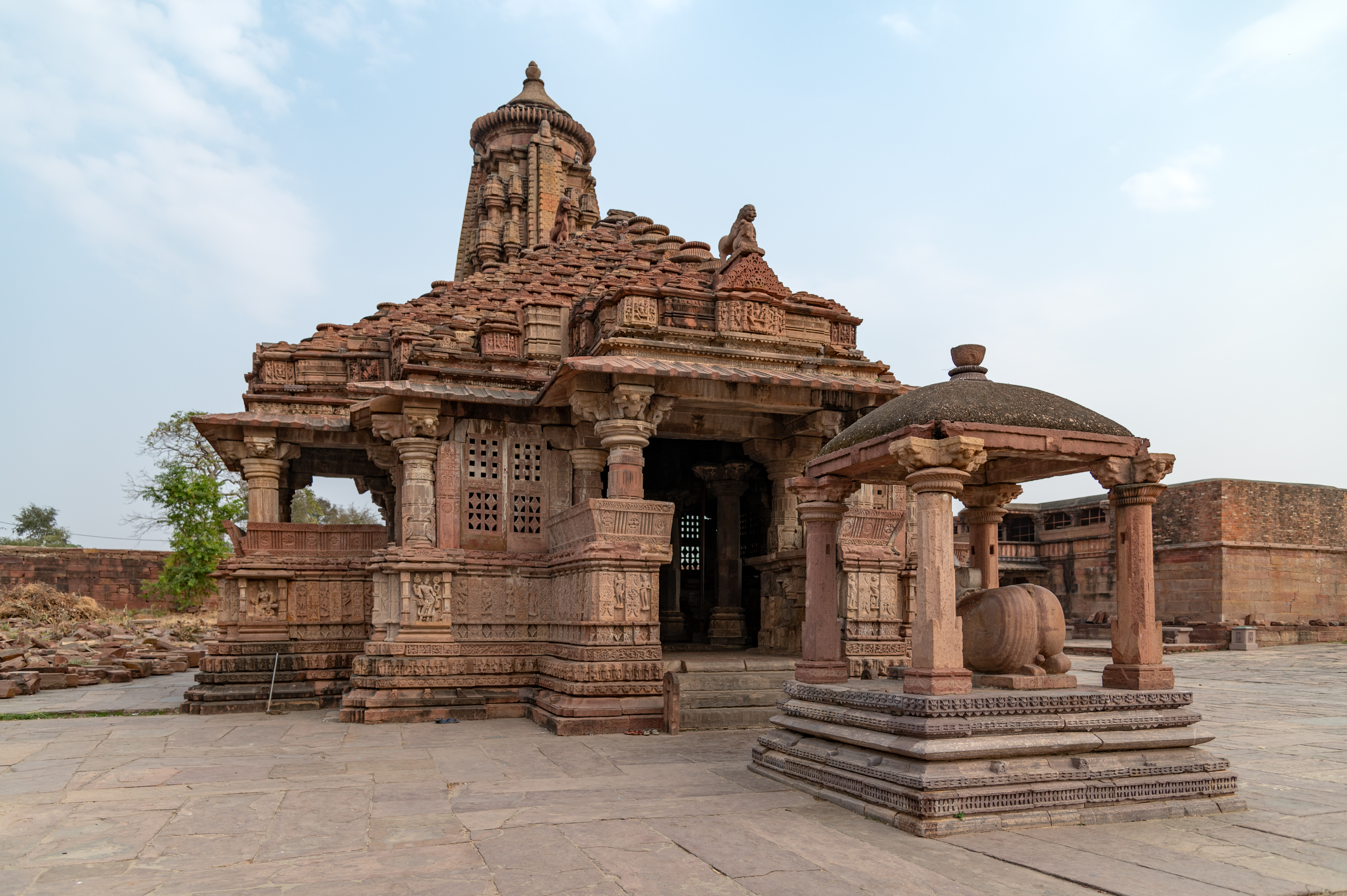 The Mahanaleshwar Temple can be seen from its eastern side, which is the temple's principal ingress. In front of it, there is a Nandi mandapa (pillared hall). The temple's imposing shikhara (superstructure) is visible on the skyline. The temple has a sabhamandapa (big pillared hall), which is a semi-open variety having dwarf walls to the north and south sides.