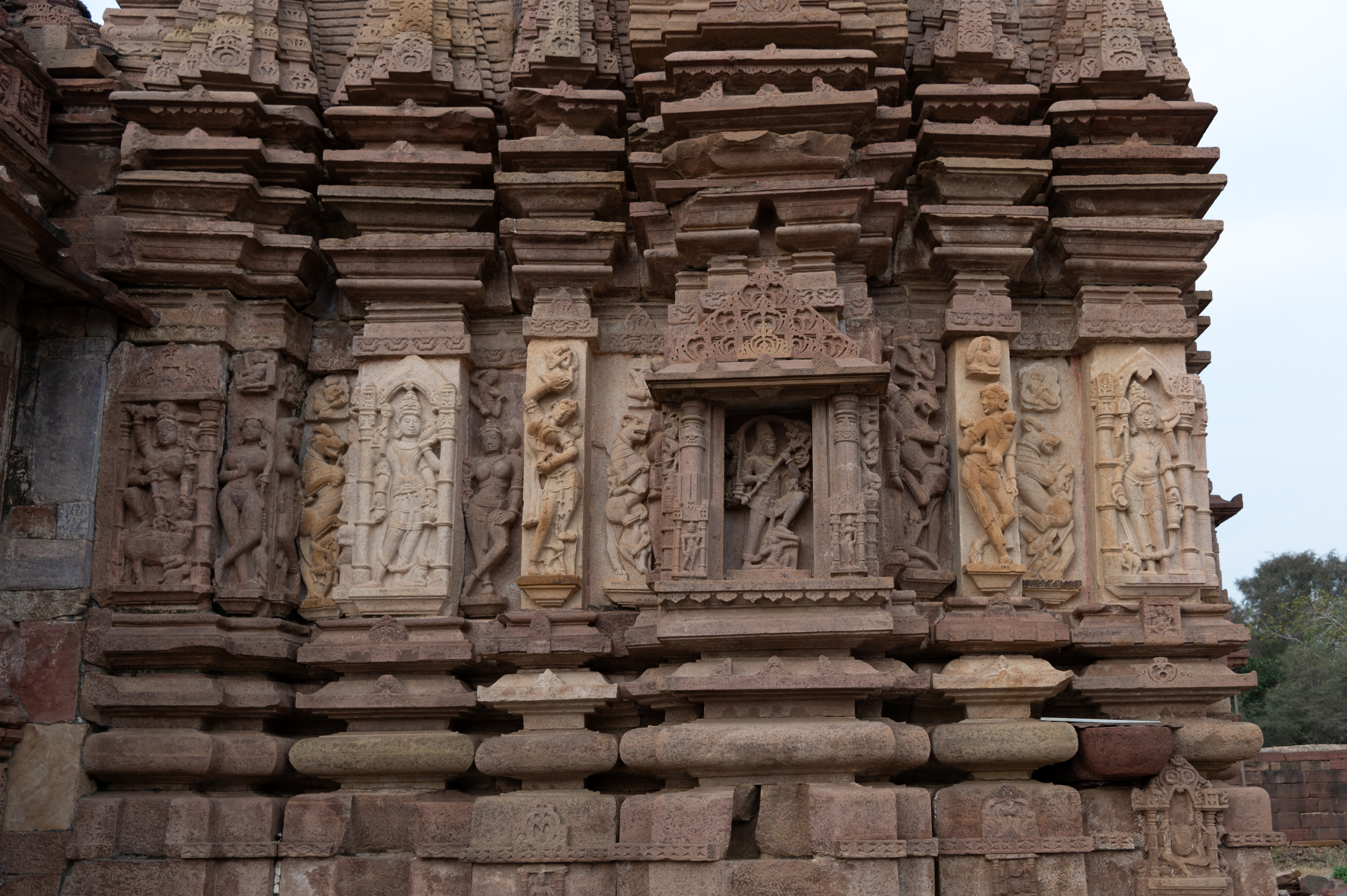 The south-facing jangha (wall) of the Mahanaleshwar Temple is similar in scheme to that of the north and west-facing janghas. The bhadra (central projection) depicts Shiva's Tripurantaka form; the slender intermediary projections have surasundaris (celestial damsels); and the corner projections have dikapalas. On its left, the jangha connects to the kapili (the exterior wall portion that corresponds to the internal antarala, or temple vestibule).