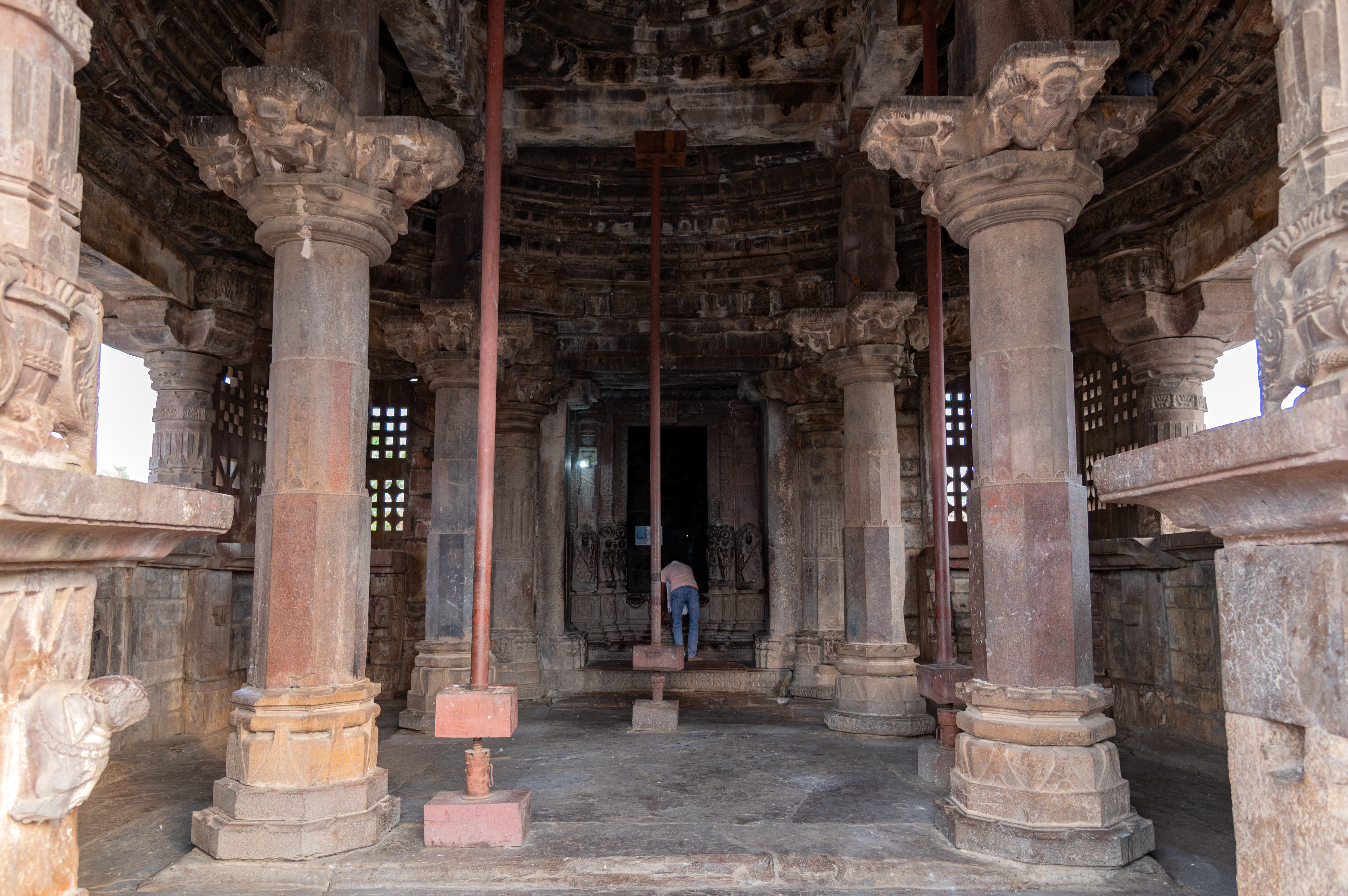 The Mahanaleshwar Temple features a row of pillars and dwarf walls flanking its principal entrance. The temple's mukhamandapa (front porch) connects to the closed mandapa (pillared hall). The dwarf walls of the kakshasana (seat backs) have small pillar posts.