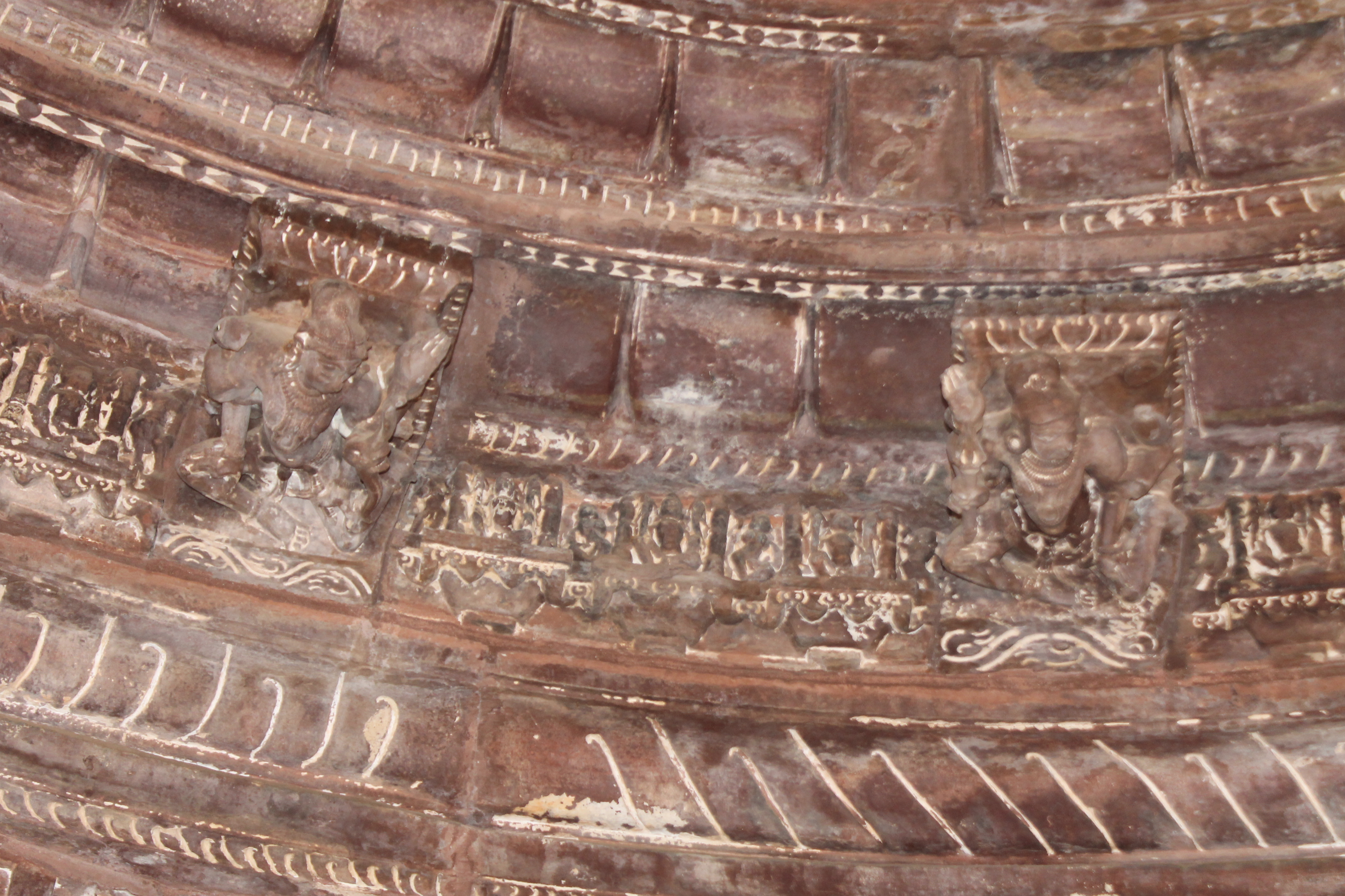 Pictured here are the moulding details and ornamentation of the concentric circles of the ceiling of the Suhaveshwar Temple. The lowermost moulding has bharvahakas (load bearers) and sculptures on brackets, depicting that they bear the load. Semi-circular fractals make up each individual circle of the ceiling.