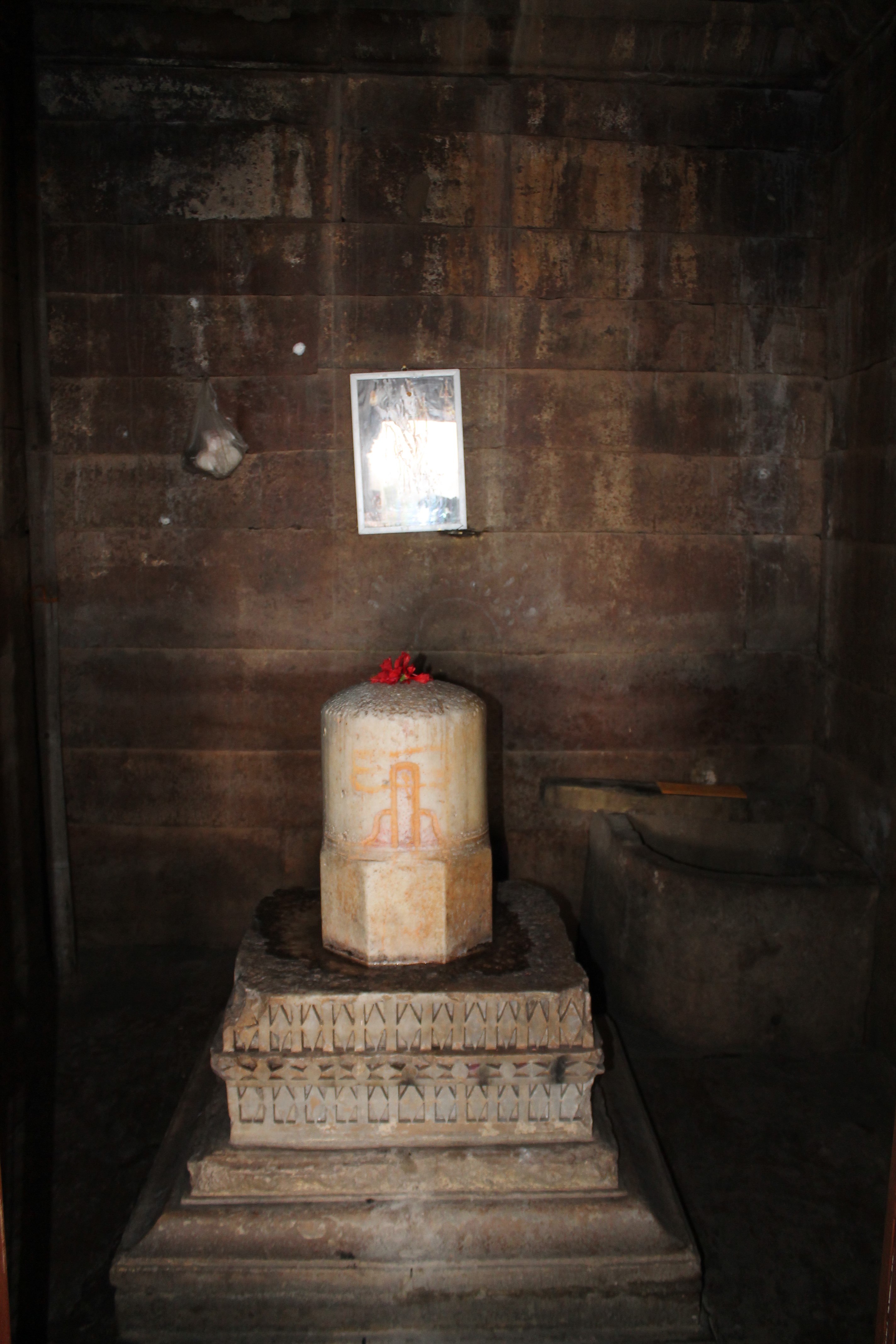 You can see the interiors of the garbhagriha (sanctum sanctorum) of the Suhaveshwar Temple here. It is square in plan and has a Shiva linga (aniconic representation of Shiva) at its centre as the object of worship. A high pedestal with ornate mouldings holds the Shiva linga.