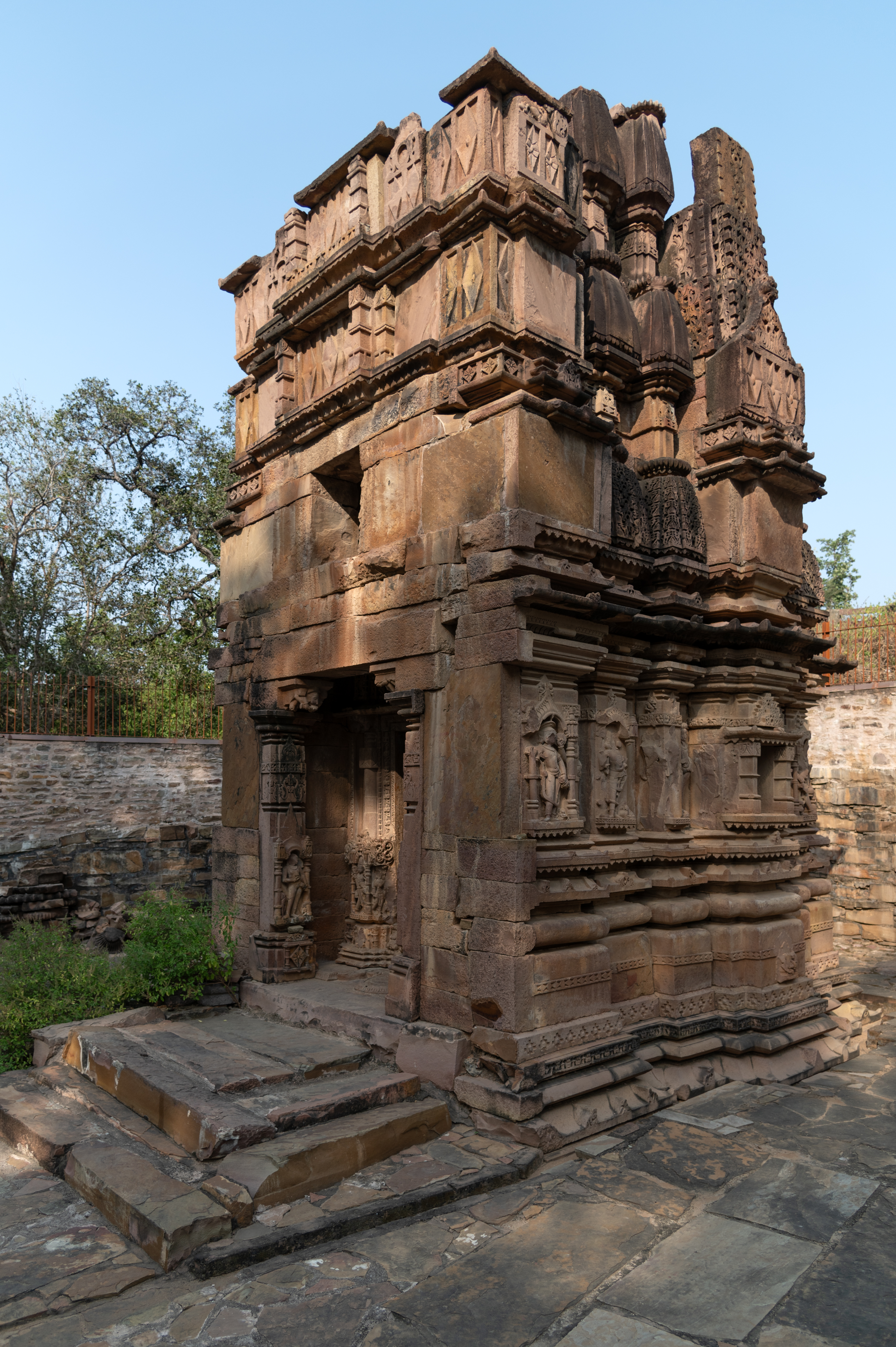 The southwest vertical axis of the Kaner-ki-Pulti Temple has vedibandha (basal mouldings), an elaborately carved jangha (wall) and surviving portions of the shikhara (superstructure). As visible, the shikhara of the temple is damaged, but the surviving portion indicates that it was constructed in the Bhumija style.