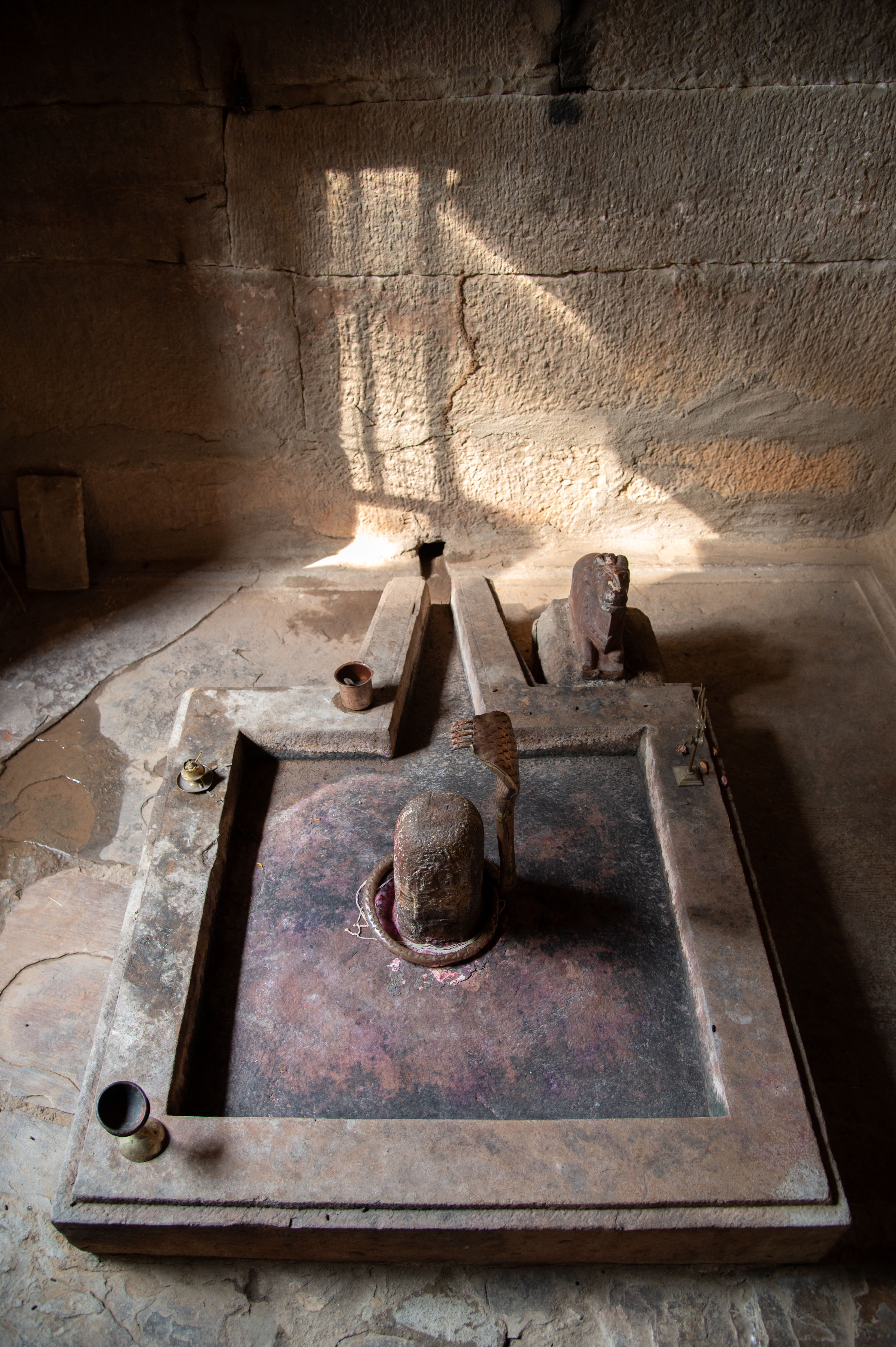 A Shiva linga (aniconic representation of Shiva) is there at the centre of the garbhagriha (sanctum sanctorum) of the Kaner-ki-Putli Temple. Notably, the yonipatta (womb-shaped base) of the Shiva linga is square, deviating from the typical circular shape.