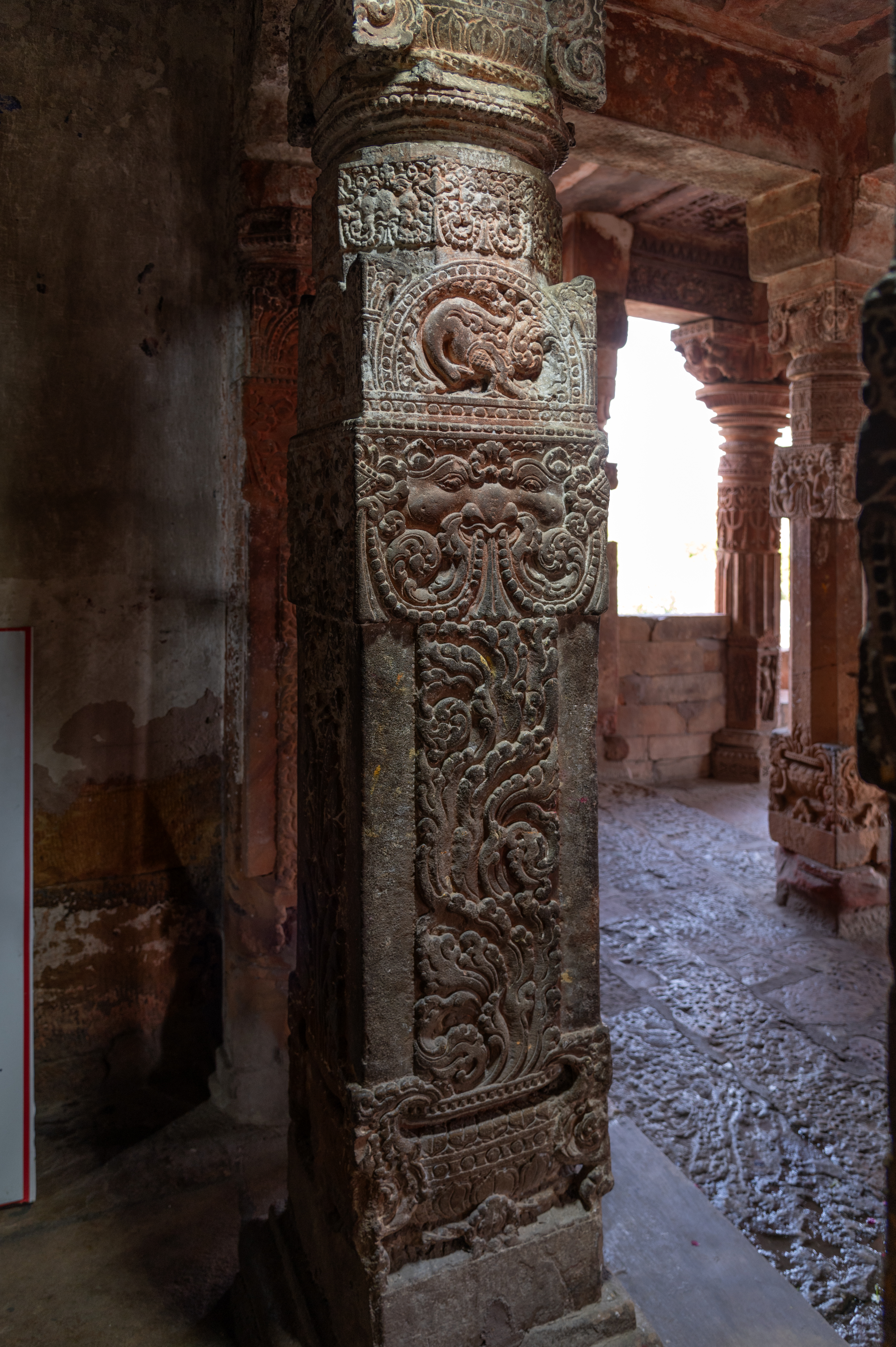 The carvings on the four pillars of the Sitaleshwar Temple's antarala (vestibule or antechamber) entrance significantly differ from those on the mandapa (pillared hall), a later addition. The decorative patterns and carving style bear a resemblance to the artistic style seen in Ajanta paintings. These pillars showcase intricate carvings of the purnaghata kalasha, from which beautiful foliage emerges, an auspicious motif that symbolizes abundance, growth, and prosperity.