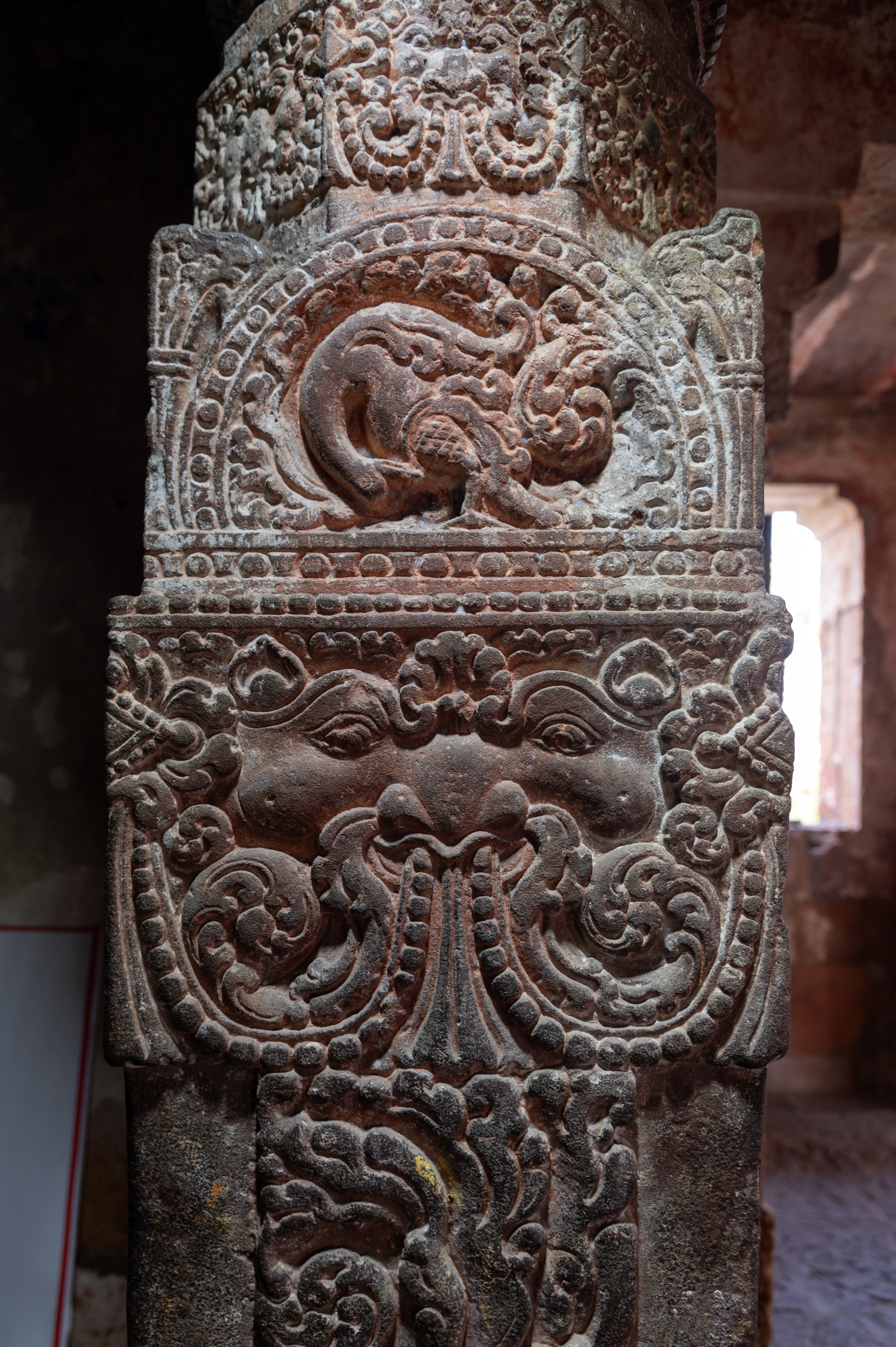 The pillars in the antarala (vestibule or antechamber) feature kirtimukhas (face of glory) motifs that emit festoons. Placed above these kirtimukhas are half medallions, which are skilfully carved, depicting geese, kinnaras (composite half-bird, half-woman creatures), and fully bloomed flowers. Here, the representation of the goose is also notable.