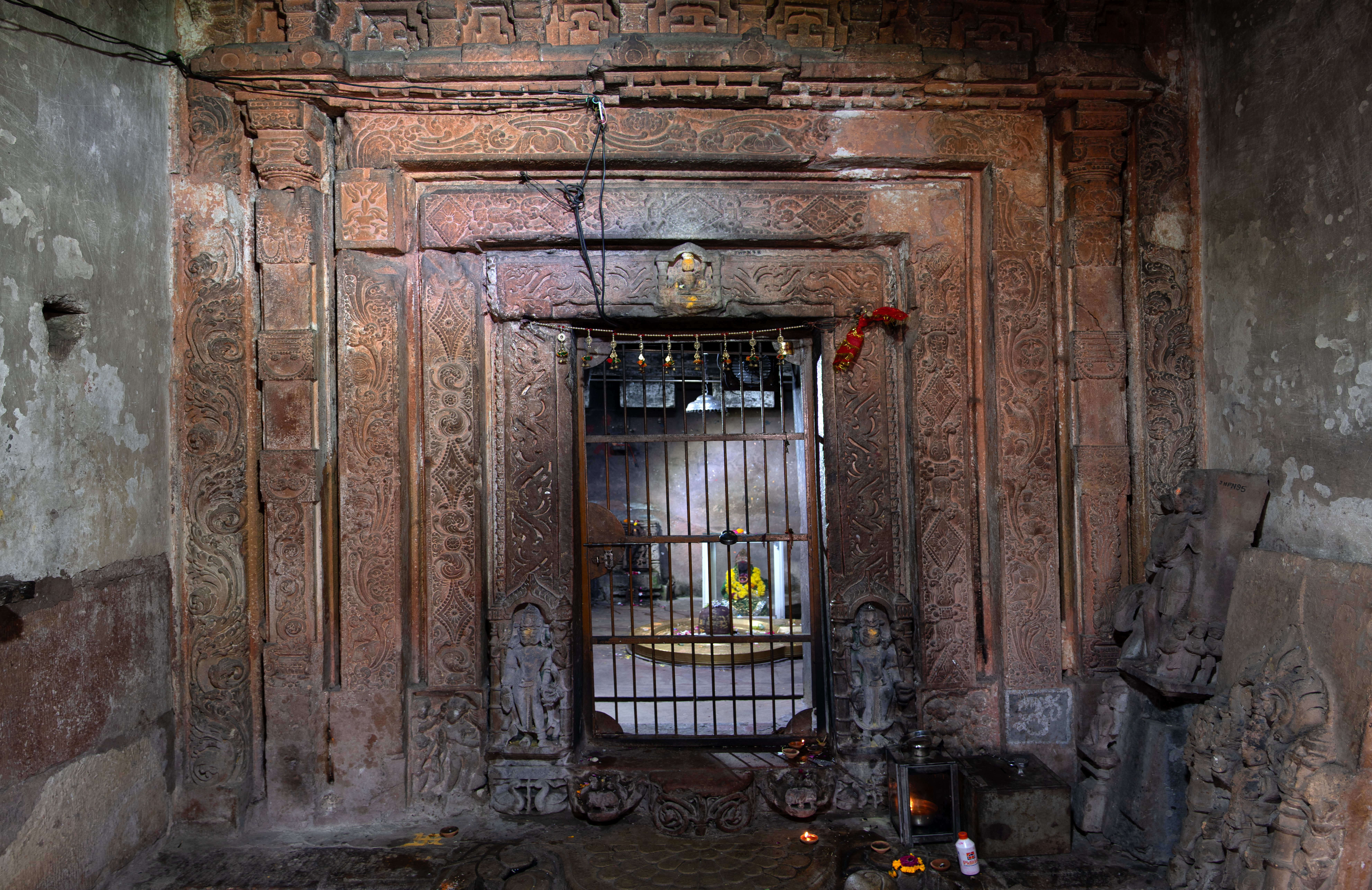 The antarala (vestibule or antechamber) of the Sitaleshwar Temple provides access to the garbhagriha (sanctum sanctorum) through an intricate panchashakha (five vertical bands) entrance. These shakhas, or vertical bands, display floral patterns and foliage. The lower sections depict images of Shiva on both sides, as well as representations of river goddesses, Ganga, and Yamuna.