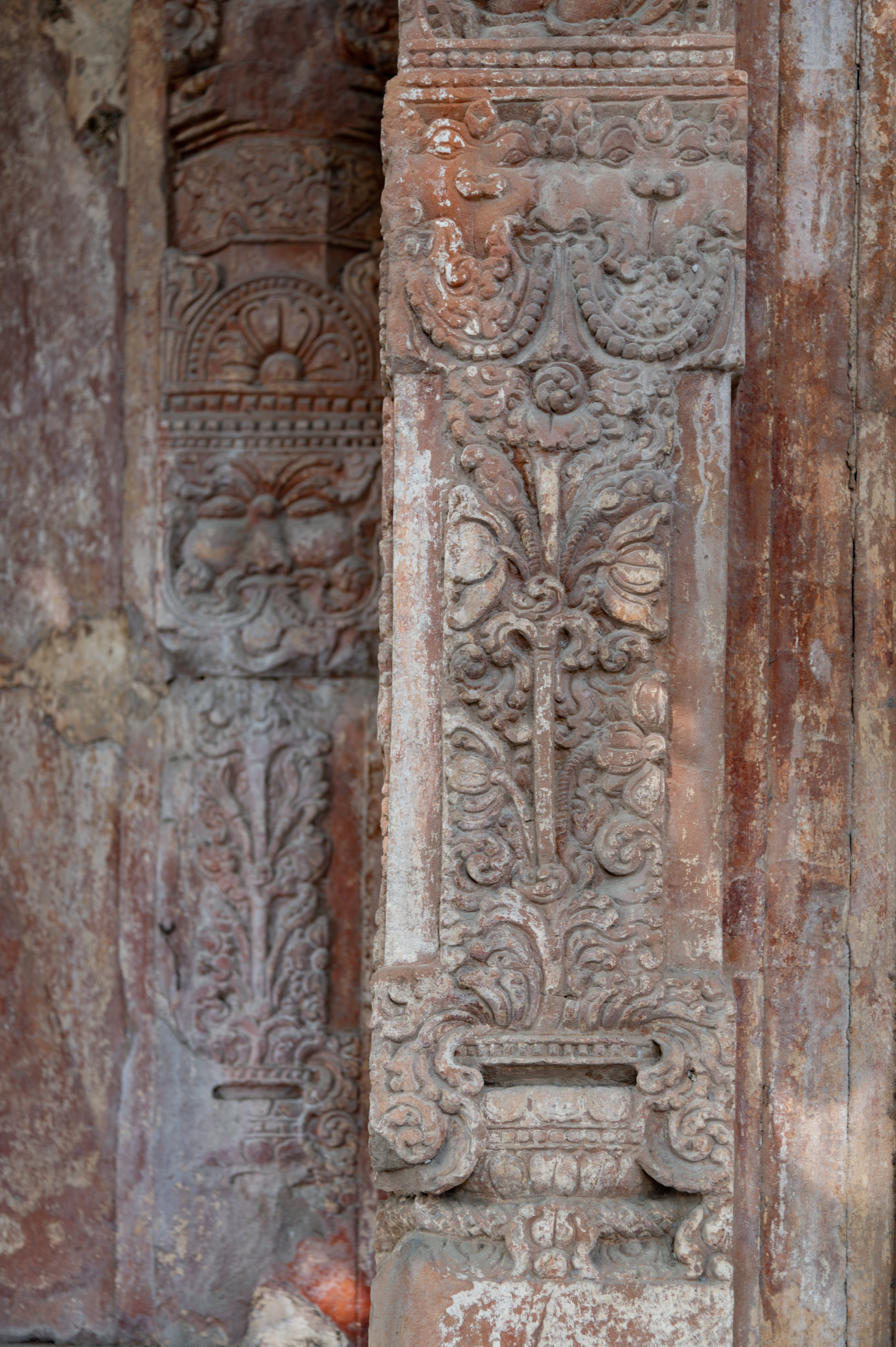 The Sitaleshwar Temple's walls have undergone renovation, resulting in the loss of much artistic work on the external wall. However, the surviving section reveals the early artistic and aesthetic traditions. The decoration on the jangha (wall) looks like the pillars of the antarala (vestibule or antechamber). It shows a purnaghata kalasha (a lucky pattern that stands for plenty, growth, and prosperity) with long leaves and wavy, curvy creepers topped with a grassamukha (kirtimukha, or face of glory).