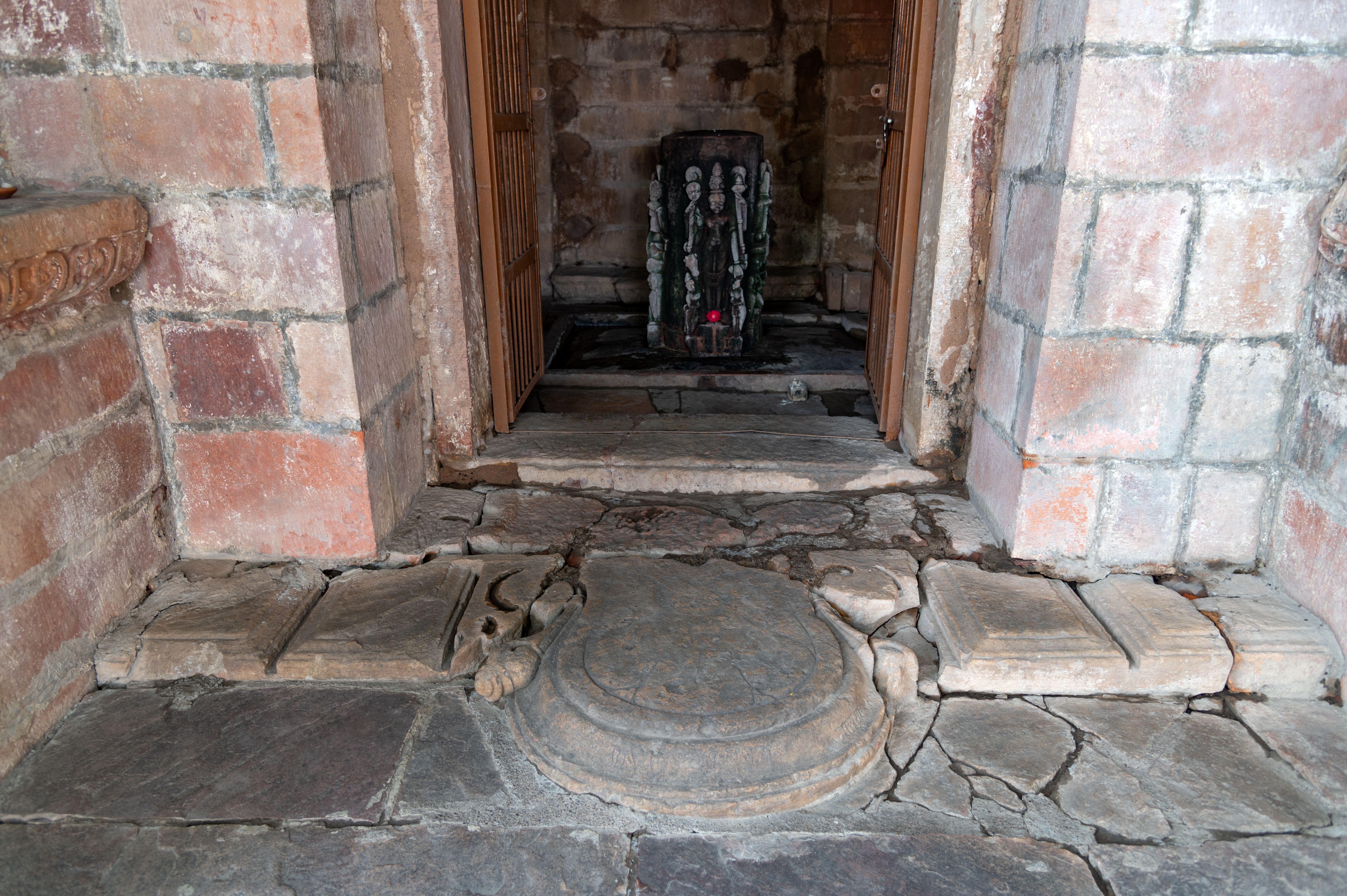 The antarala (vestibule or antechamber) of Shiva Temple 1 is completely plain and simple. On the lateral side, there are two niches. The antarala leads to the garbhagriha (sanctum sanctorum). The garbhagriha's door is plain, and the lalatabimba (lintel) has no figure.