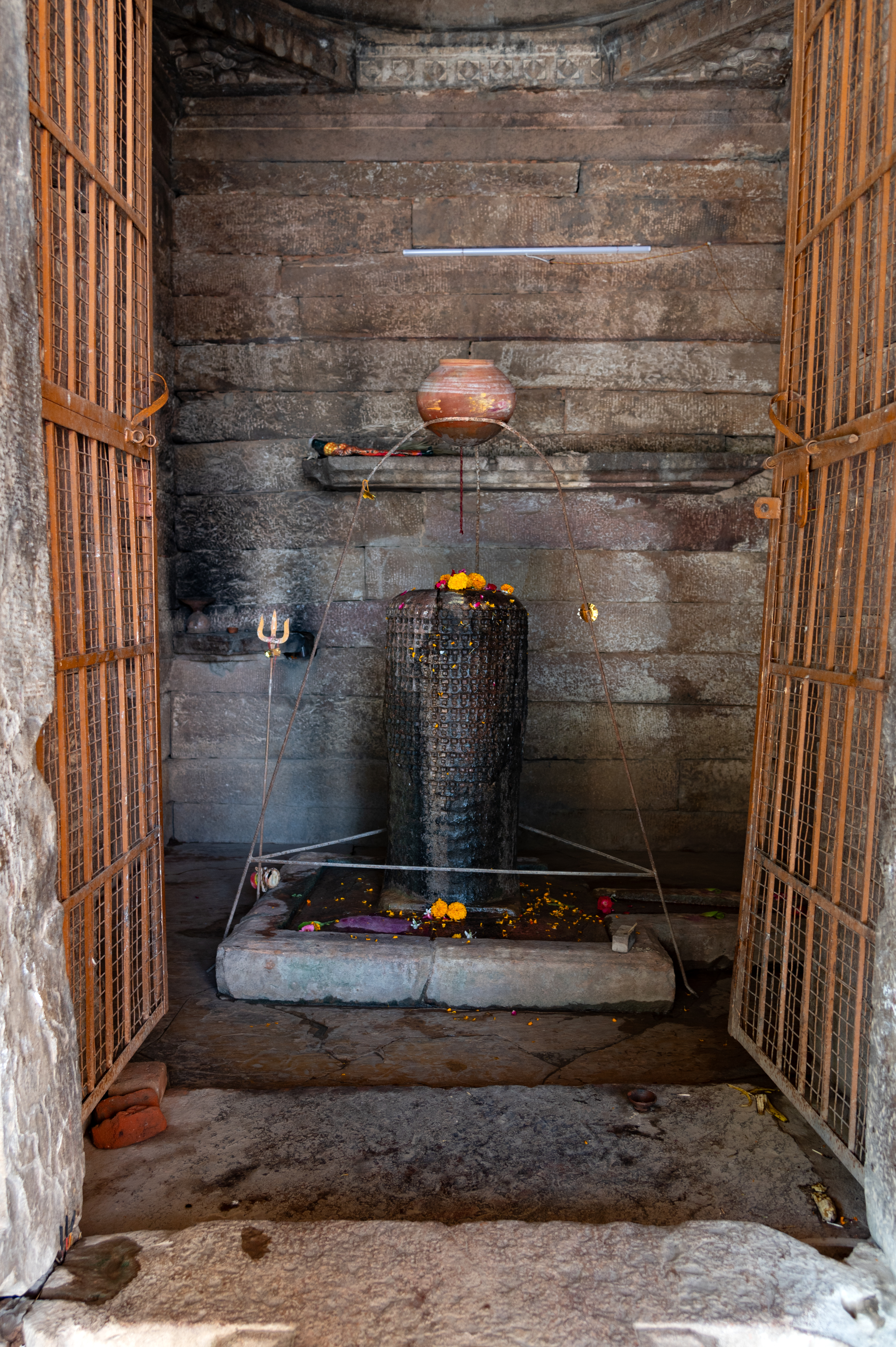 Image 13: The main deity presides in the form of a linga in the garbhagriha (sanctum sanctorum) of the Hazareshwar Temple. The Shiva linga (aniconic representation of Shiva) is adorned with hazar or hundreds of miniature lingas. As a living temple, it reverberates with daily rituals of worship and offerings.