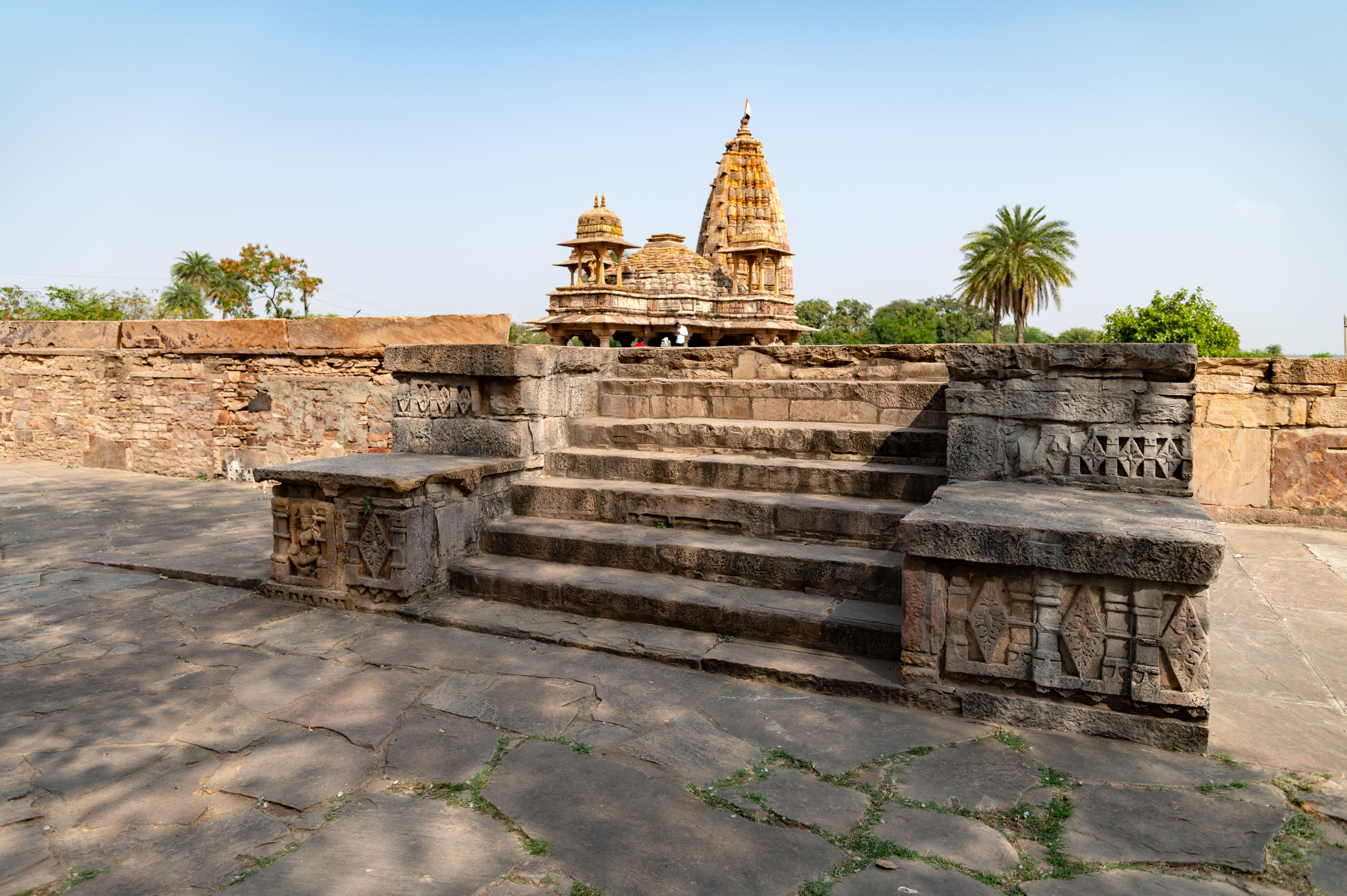 Image 3: The kund is surrounded by a tall enclosure wall, with steps provided on three sides which lead to it. One of the entrances, facing the Hazareshwar and Mahakal temples, is adorned with remnants of the temples.