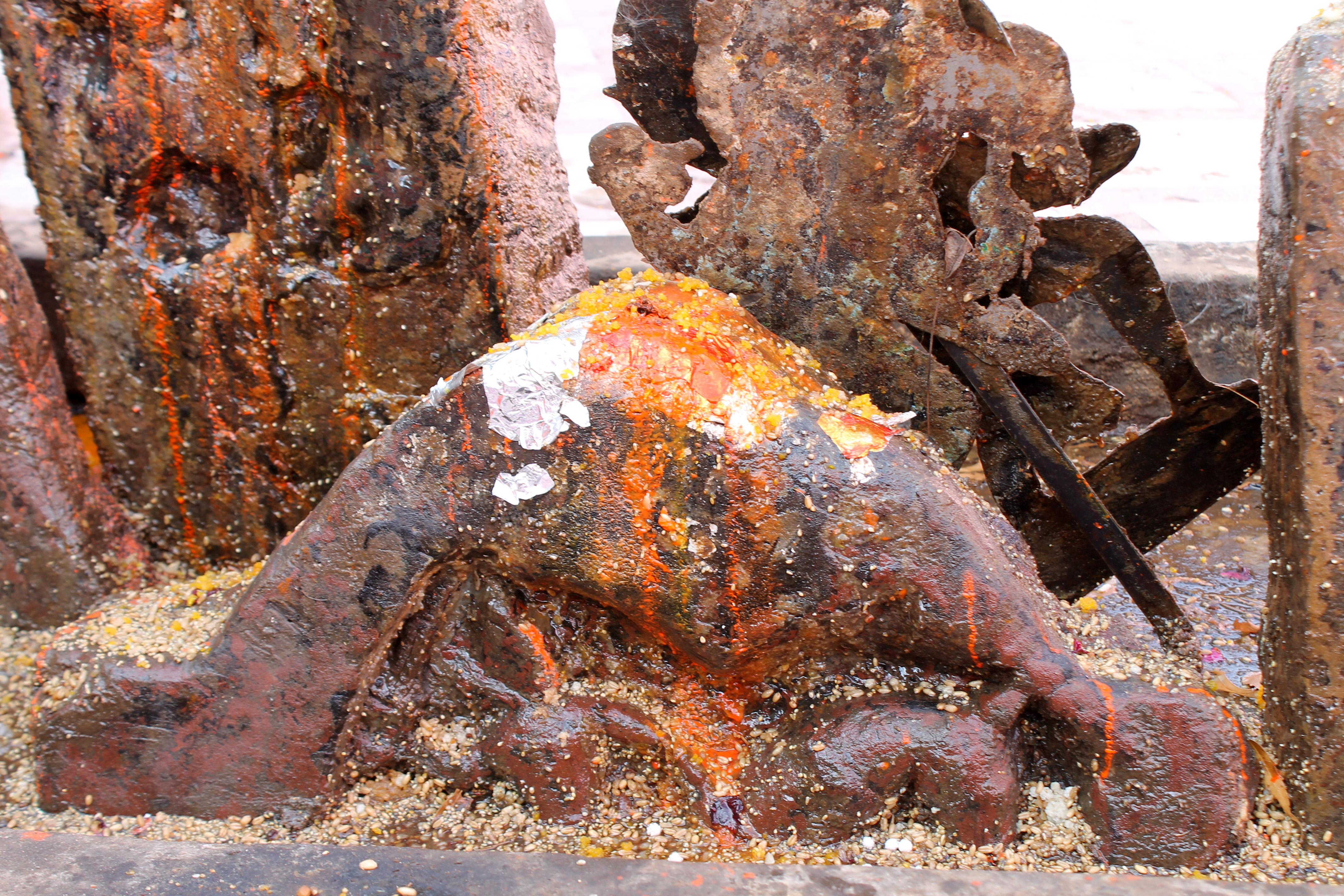 Seen here is a broken piece of a hero stone, once part of the temple’s architectural structure. Despite its fragmented state, it is now worshipped among the veeron ke pathar (stones of the heroic people). In its current aniconic form, this fragment receives the same reverence and rituals as the other fragments kept alongside.