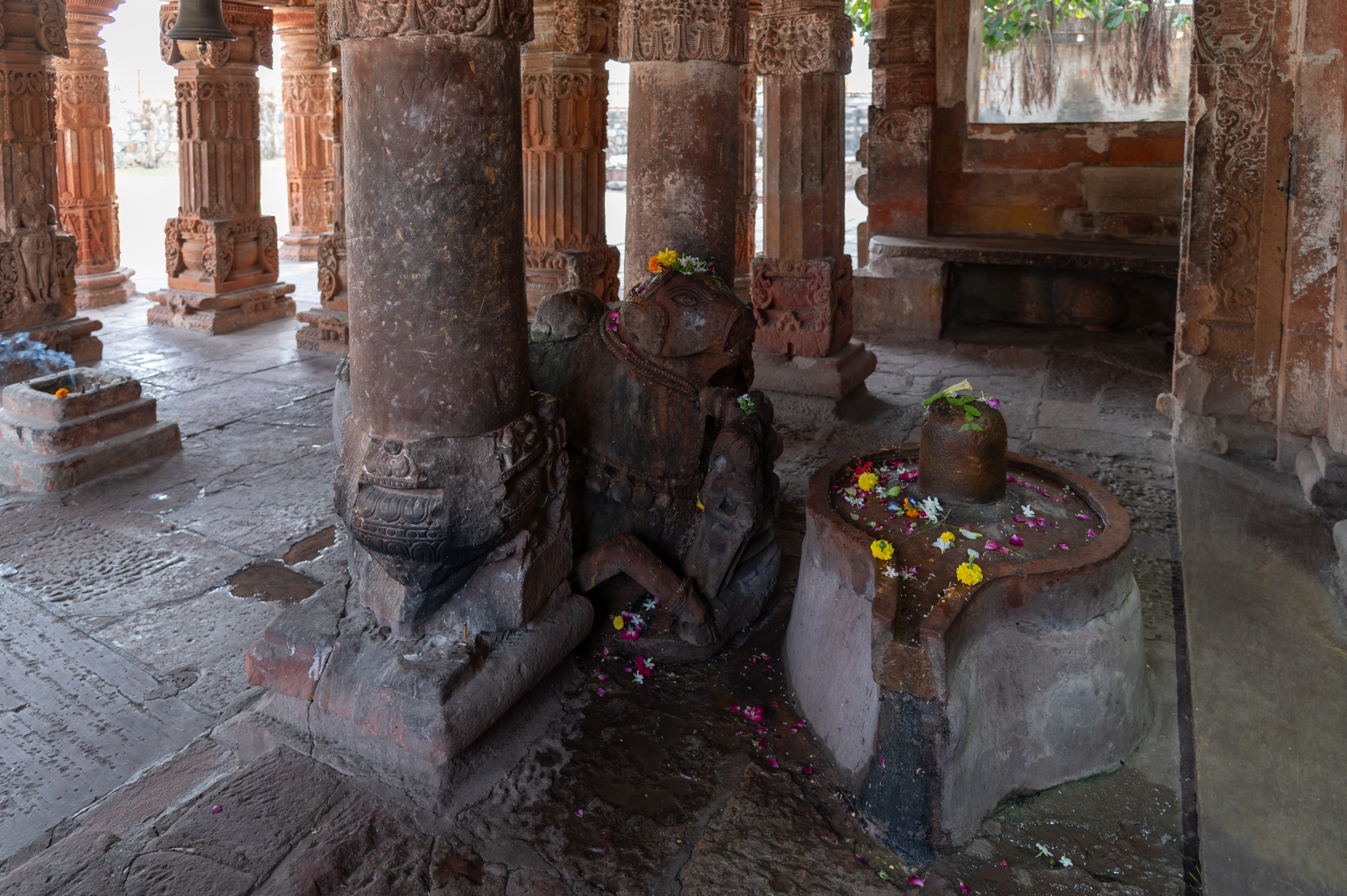 Image 5: Shiva linga (aniconic representation of Shiva) and Nandi in the mandapa (pillared hall).