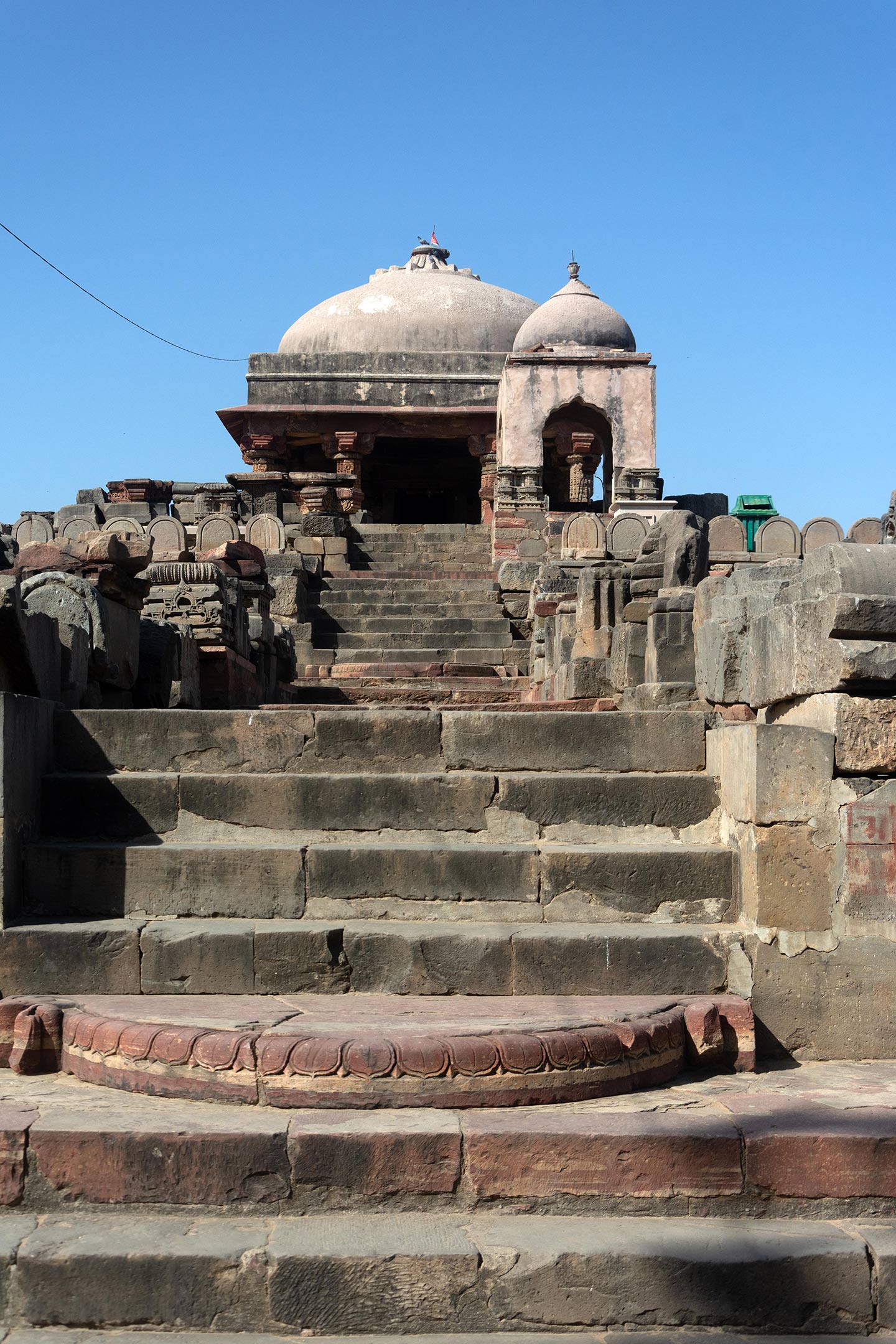 On the third step of the adhisthana, there is a chandrashila (moonstone). Hindu temples place the moonstone, a hemispherical stone in the shape of the moon, at their entrances, designed to resemble a lotus flower.