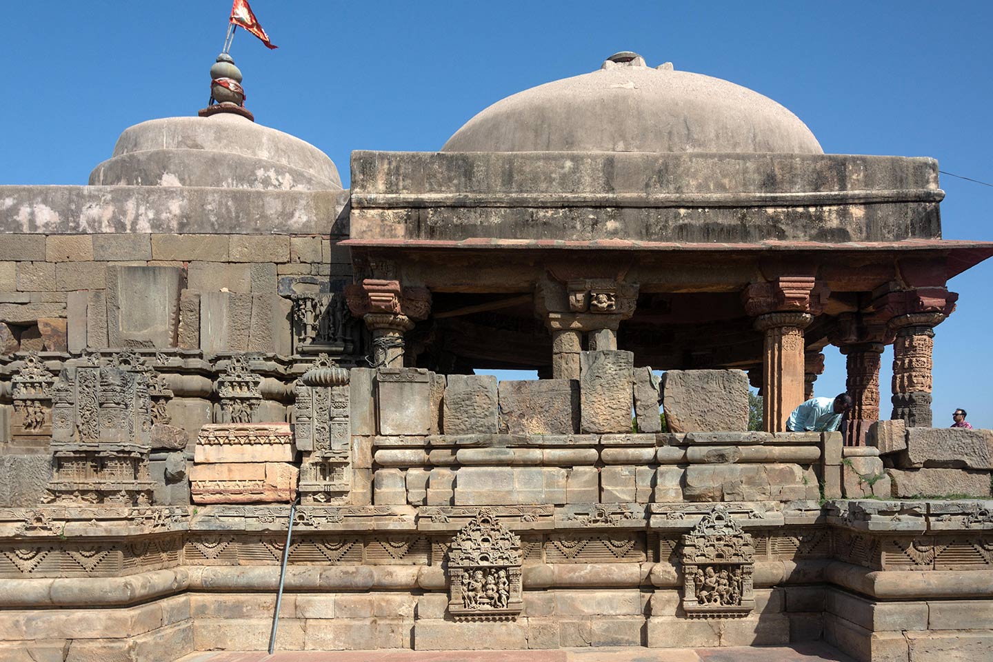 The maha mandapa, located in front of the garbhagriha (sanctum sanctorum), serves as a space for congregation and ritual conduct. Concrete domes over the garbhagriha and the maha mandapa replaced the traditional shikhara over the garbhagriha in the reconstruction of the temple.